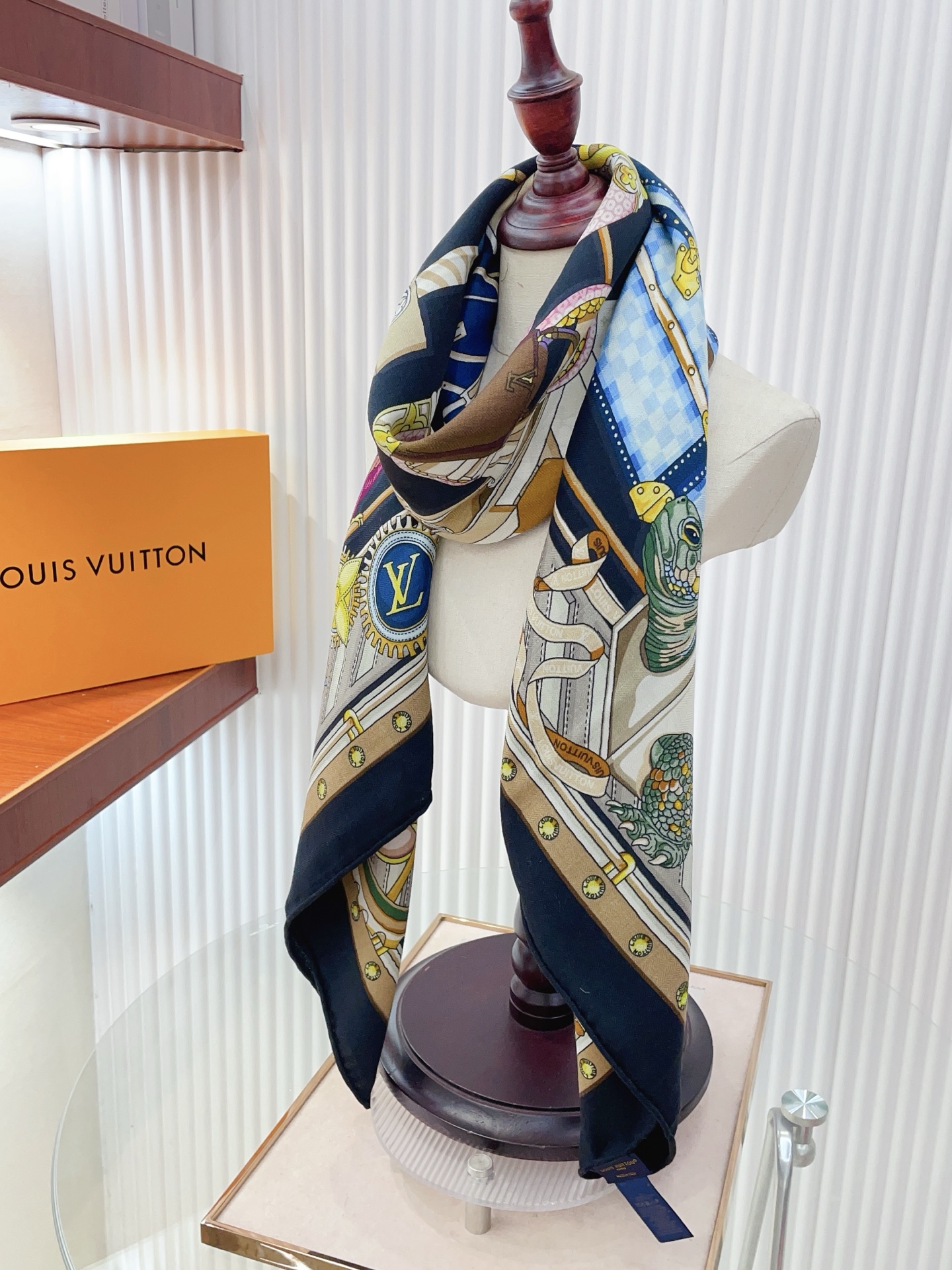 Louis Vuitton LV LE TEMPS D'DUN VOYAGE Shawl 140cm