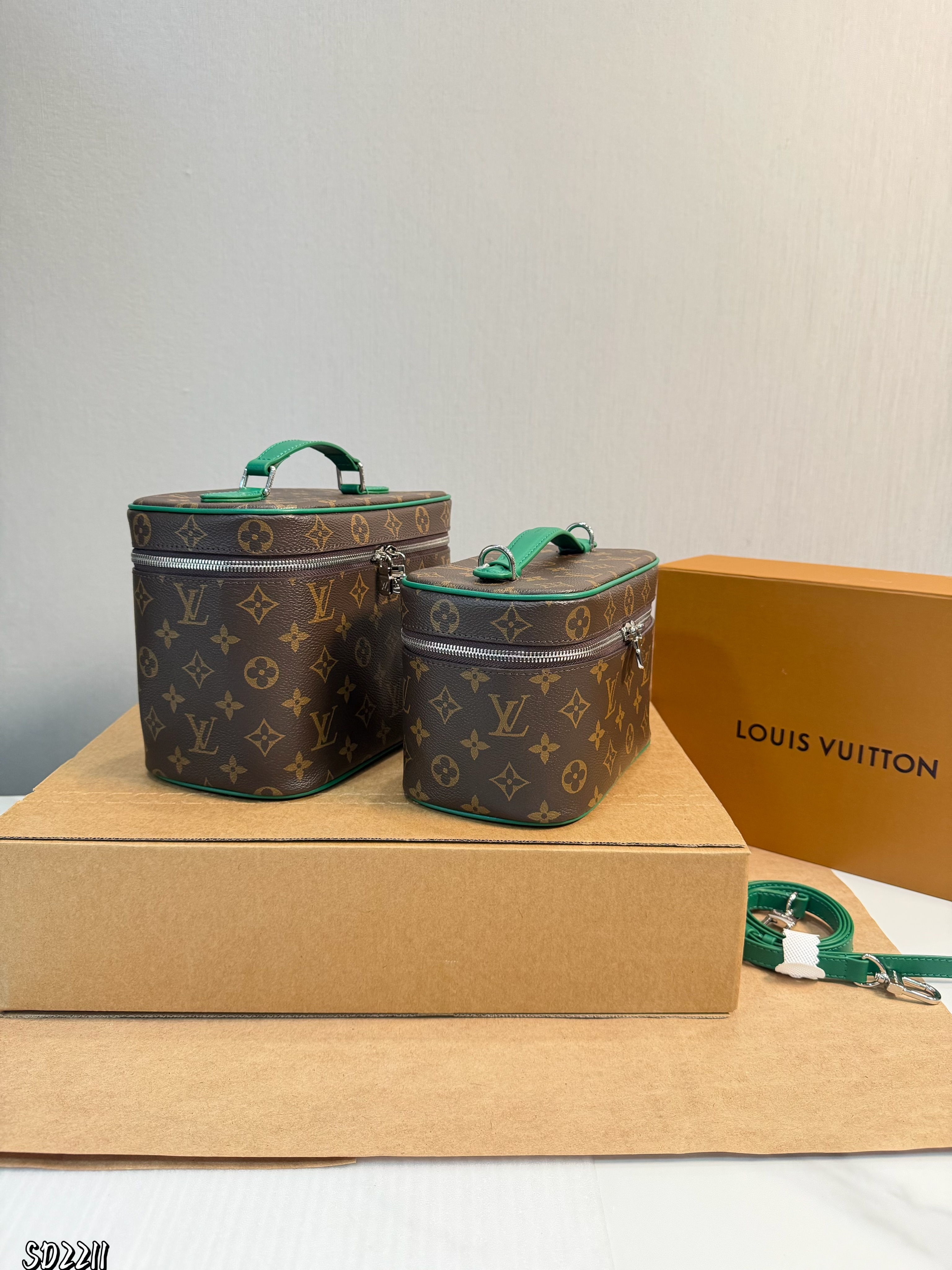 Louis Vuitton LV Green Trim Nice Vanity Case Box Monogram Coated Canvas Shoulder Top Handle Bag - KAIROO