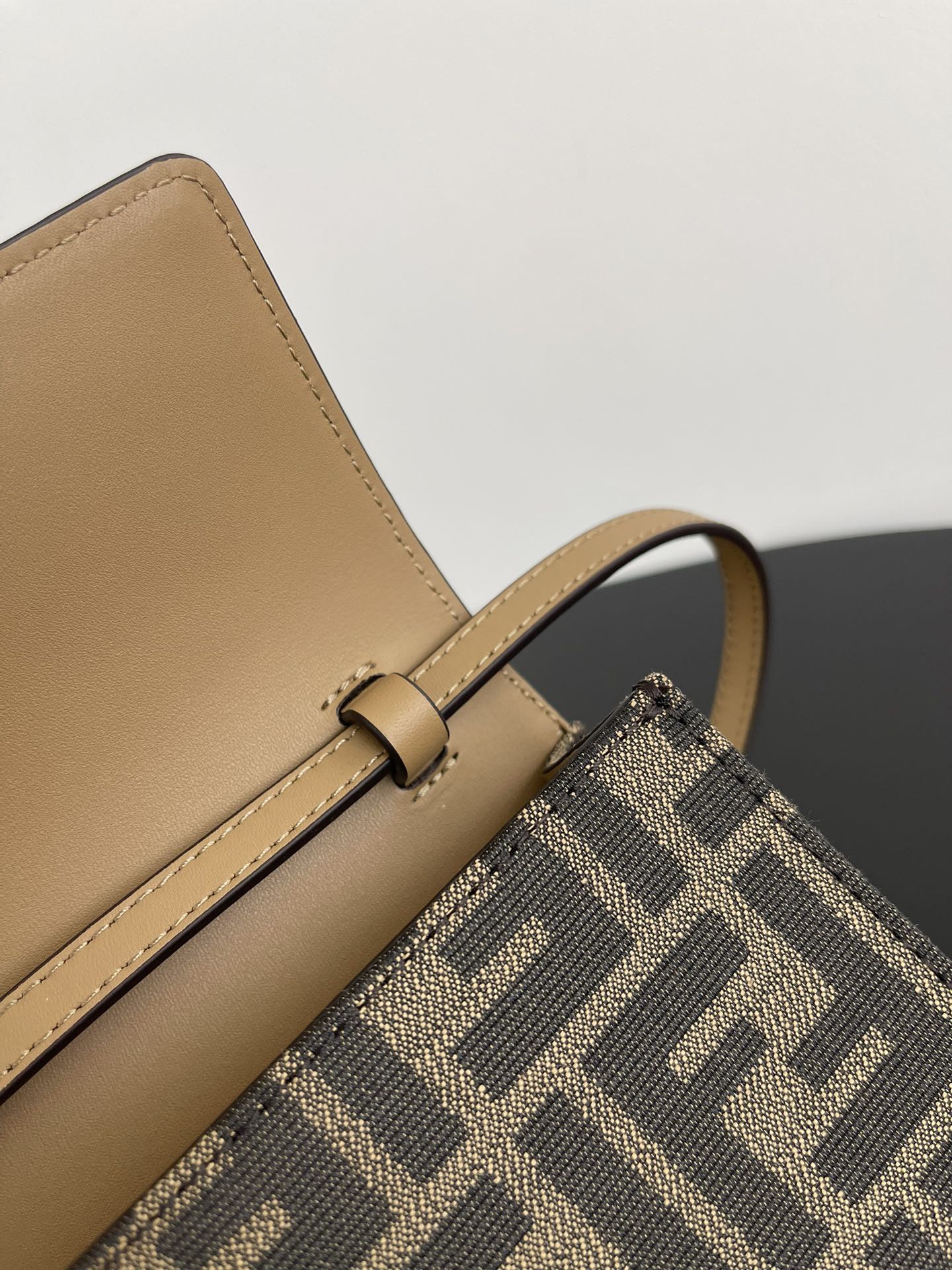 Fendi presbyopic chain hand armpit bag crossbody bag