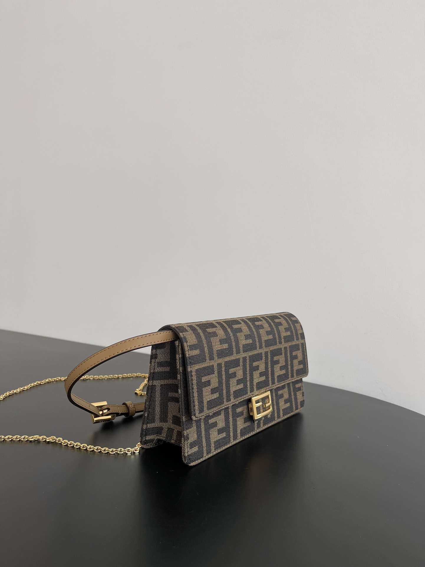 Fendi presbyopic chain hand armpit bag crossbody bag