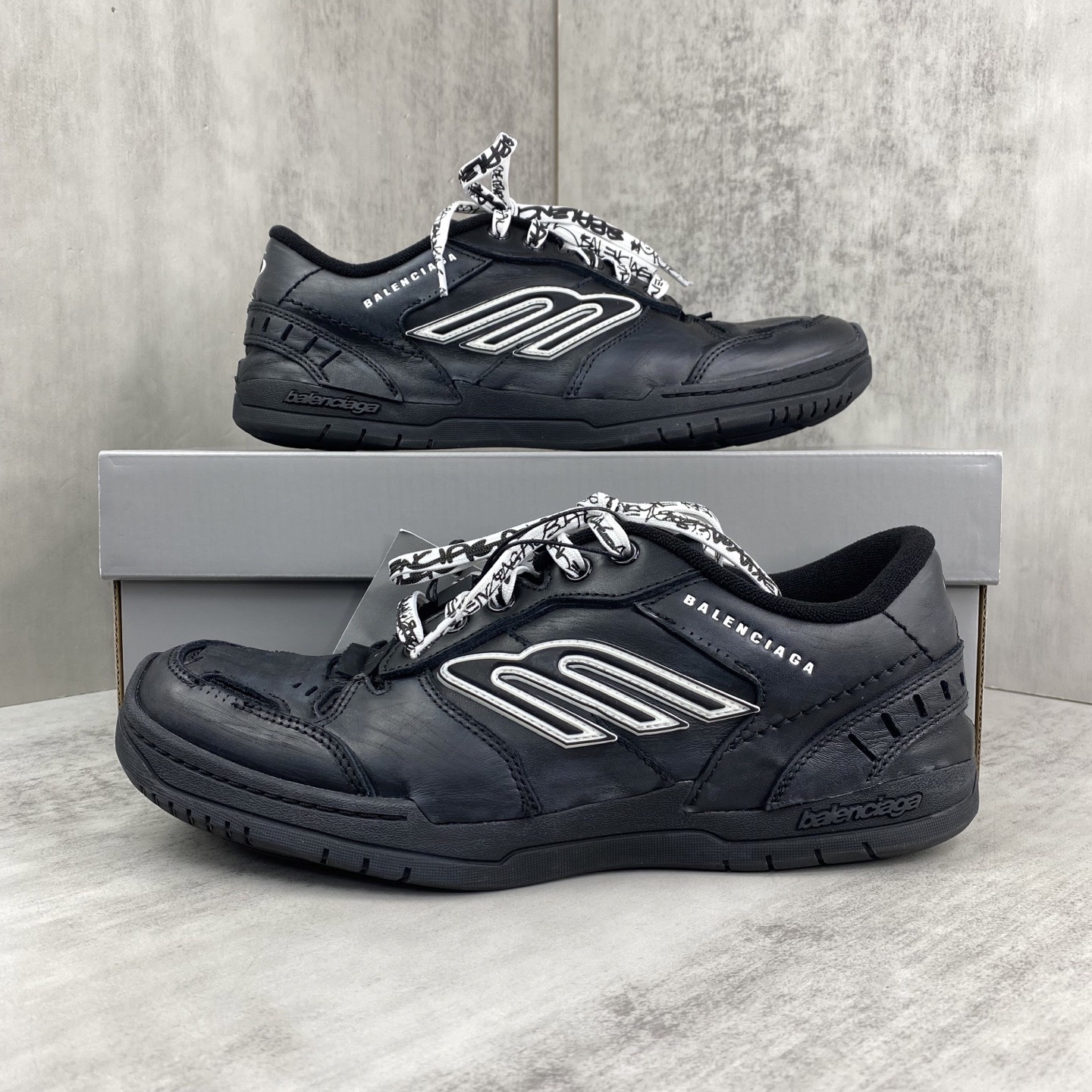 Balenciaga Balenciaga Hamptons Worn-Out Unisex Sneaker