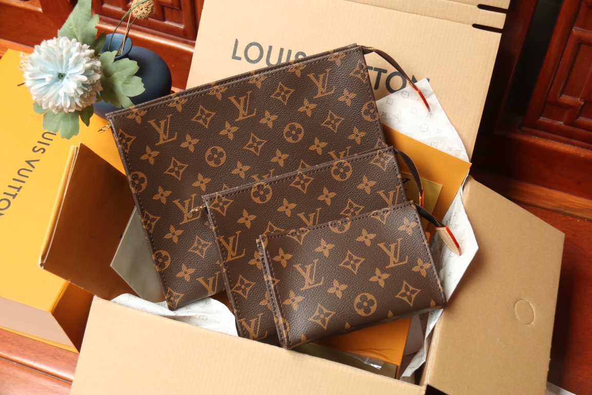 M47195 Trio Toilet Pouch in Monogram Canvas