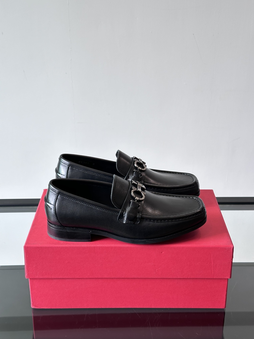 Ferragamo Men's leather driving Loafer