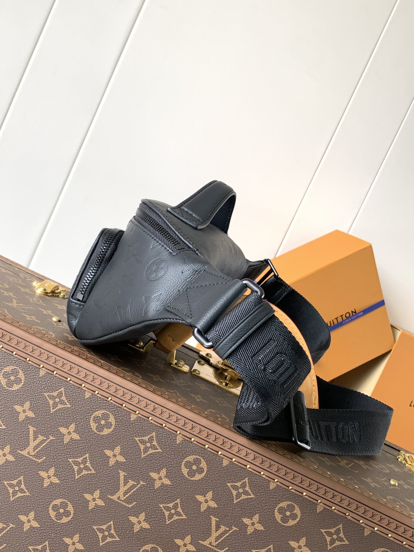 LV Men's Collection Bag M47058 LV Rush Bumbag