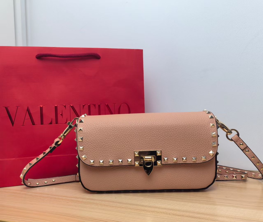 Valentino Garavani Rockstud Shoulder Bag in Grained calfskin-Grey