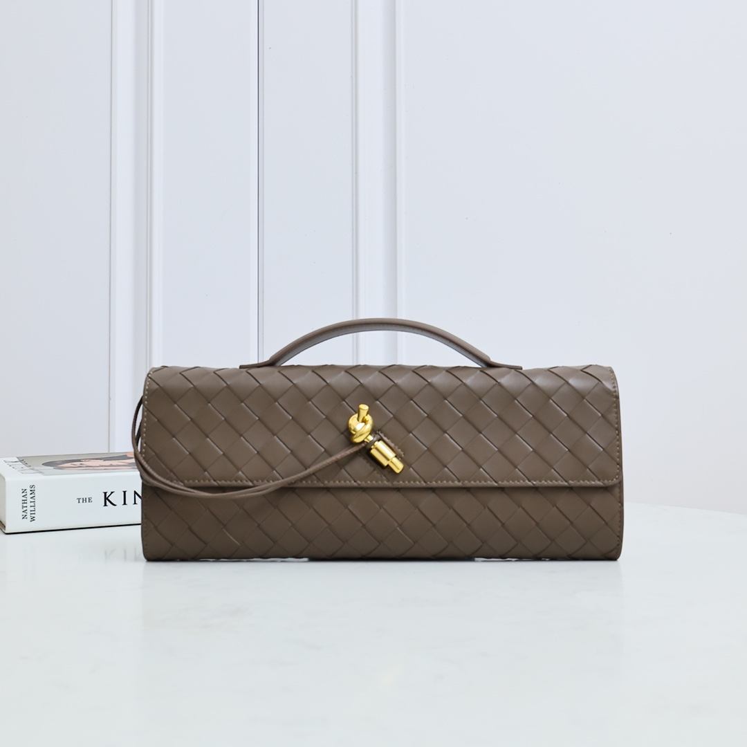 Botteg Andiamo Clutch Intrecciato leather in Pinecone