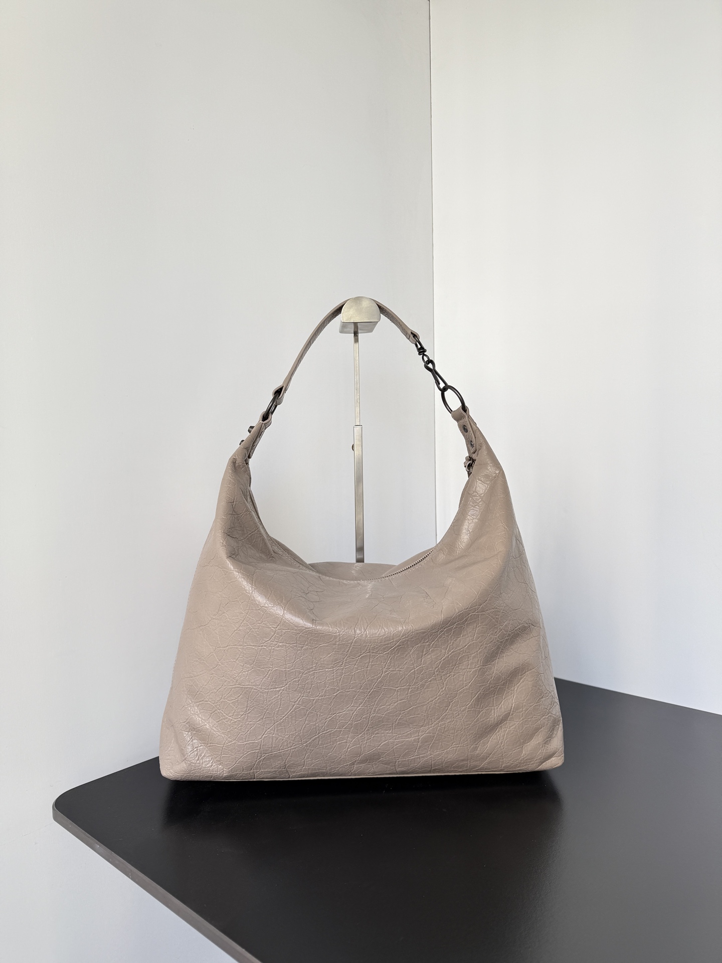 𝐁alenciaga Le City Hobo Bag Medium in Sesame  Lambskin