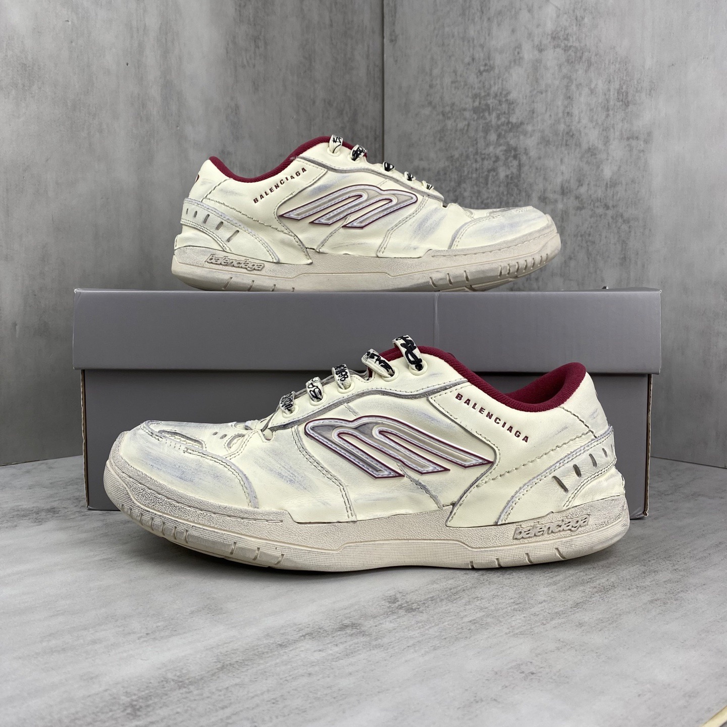 Balenciaga Balenciaga Hamptons Worn-Out Unisex Sneaker