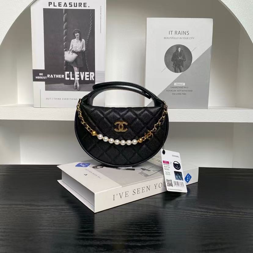 Chanel 2025 new pearl chain handbag