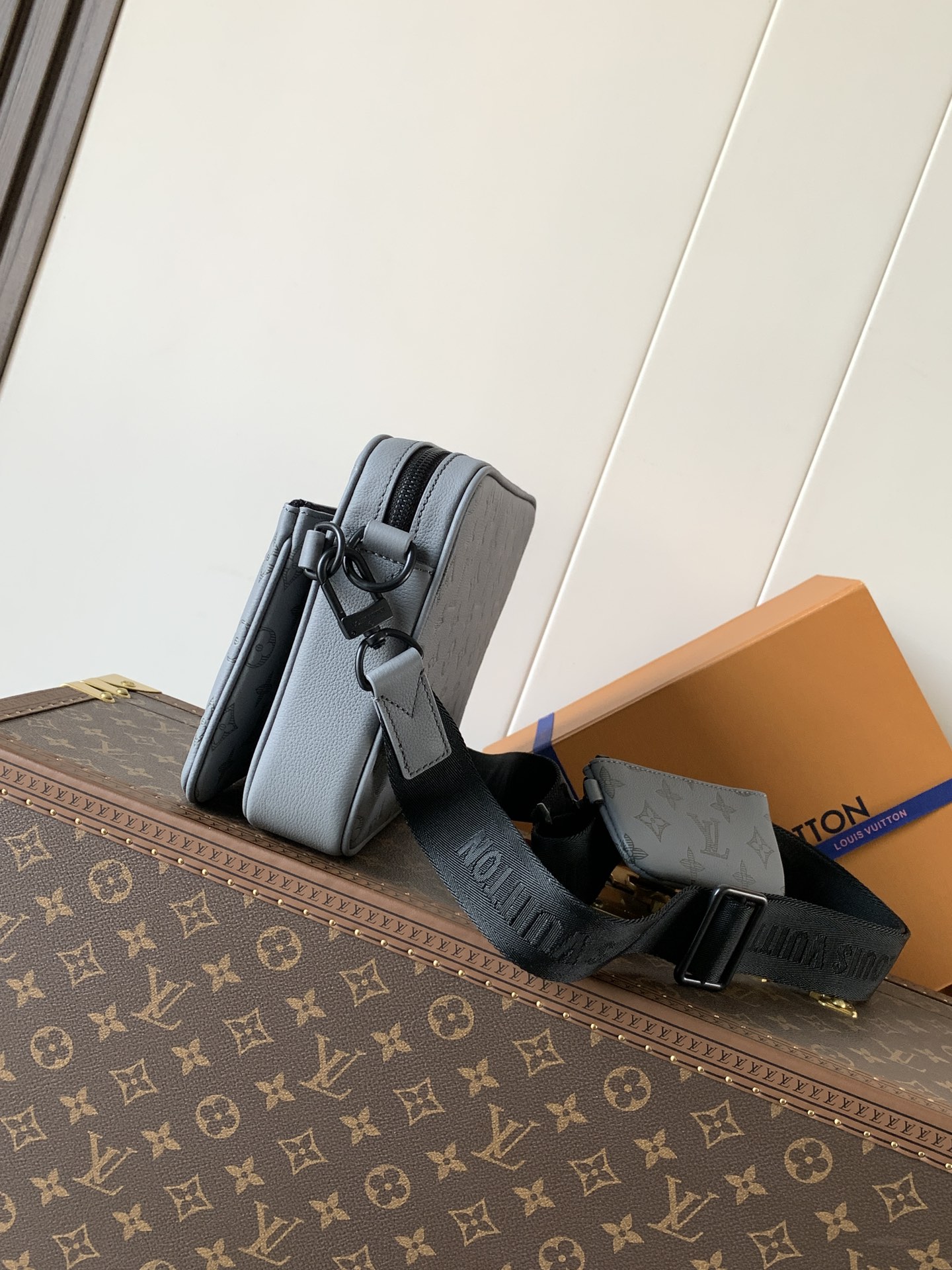 LV Men's Collection Handbag M27185 Trio Messenger
