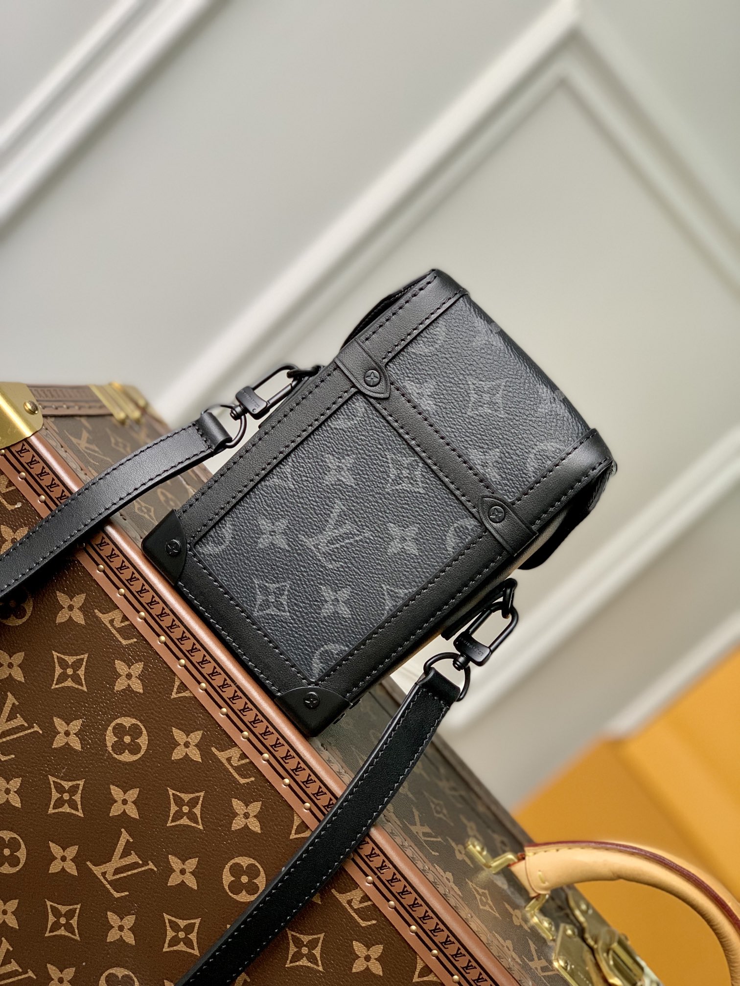 Louis Vuitton LV Vertical Trunk Wearable Wallet M82077