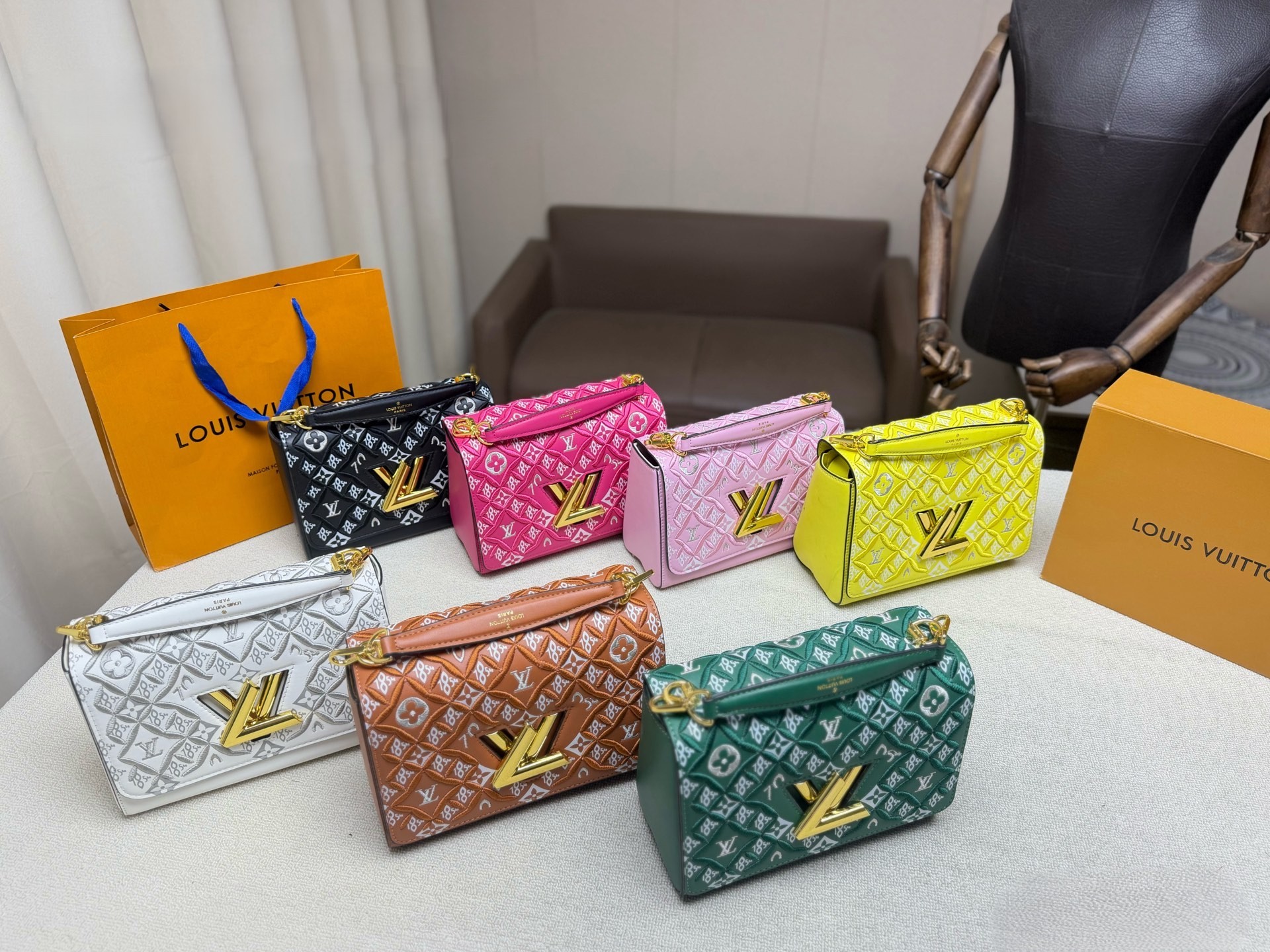 Louis Vuitton LV Twist Lock MM Stitched Diamond Quilted Monogram Pattern Leather Shoulder Bag - KAIROO