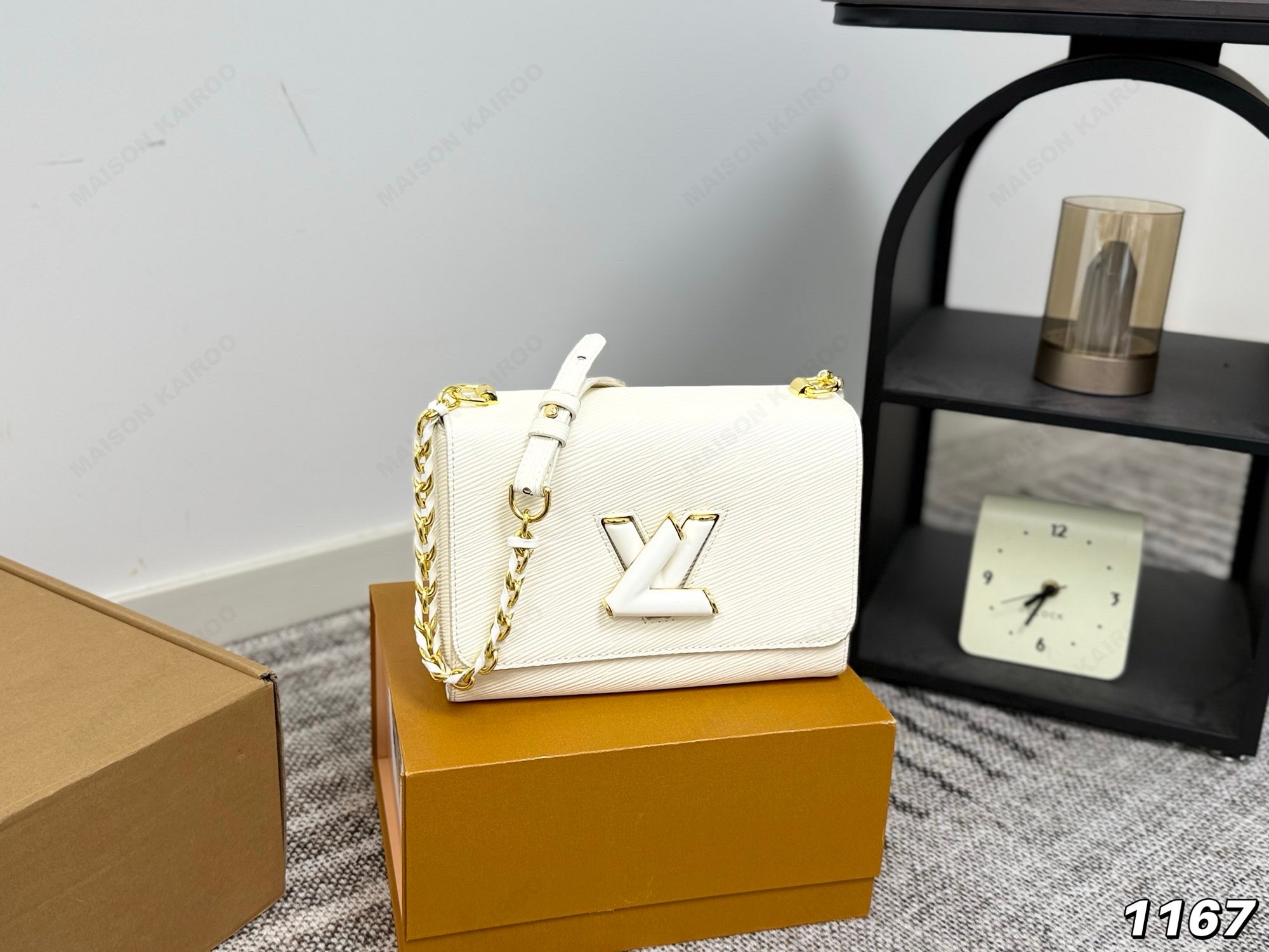 Louis Vuitton LV Twist Lock MM Embossed Epi Leather Tone Logo Flap Shoulder Bag - KAIROO