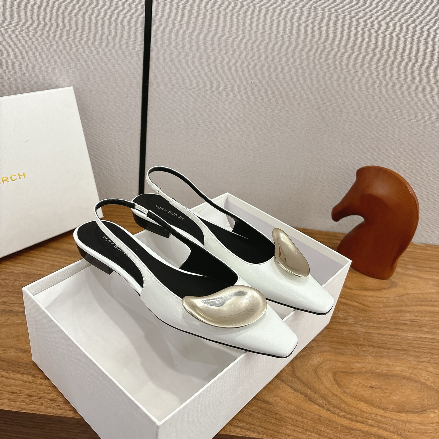 Tory Burch Flat Slingback in Shiny leather