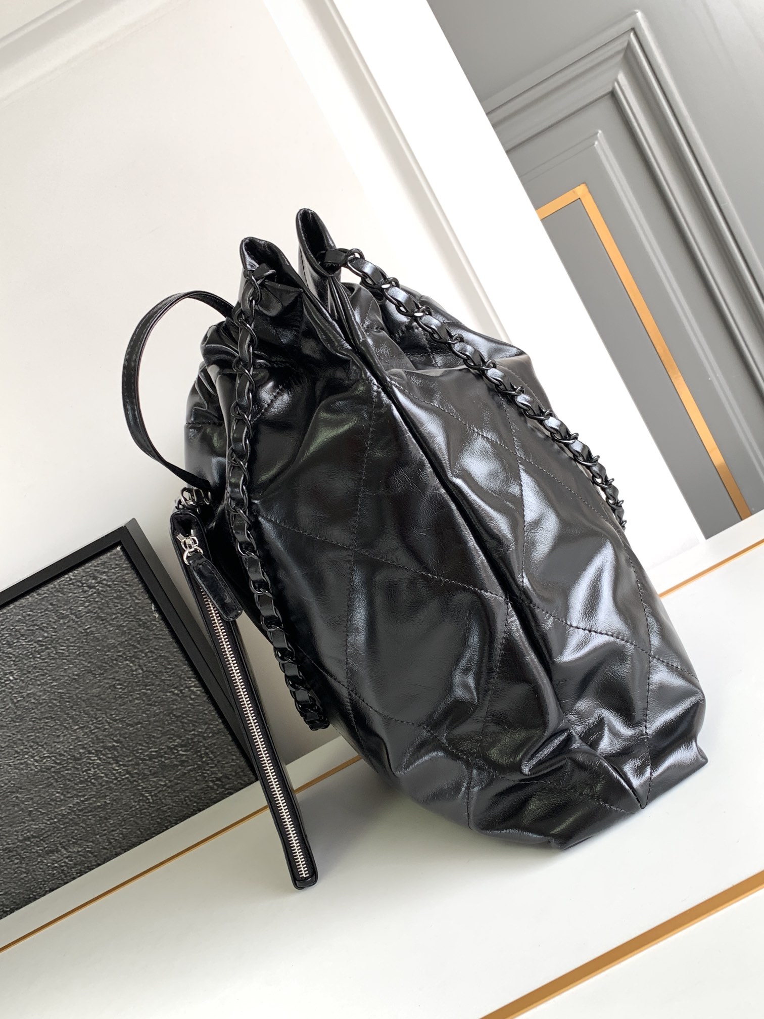 Chanel 22 Medium Handbag in Black Shiny Calfskin Black Metal AS3261