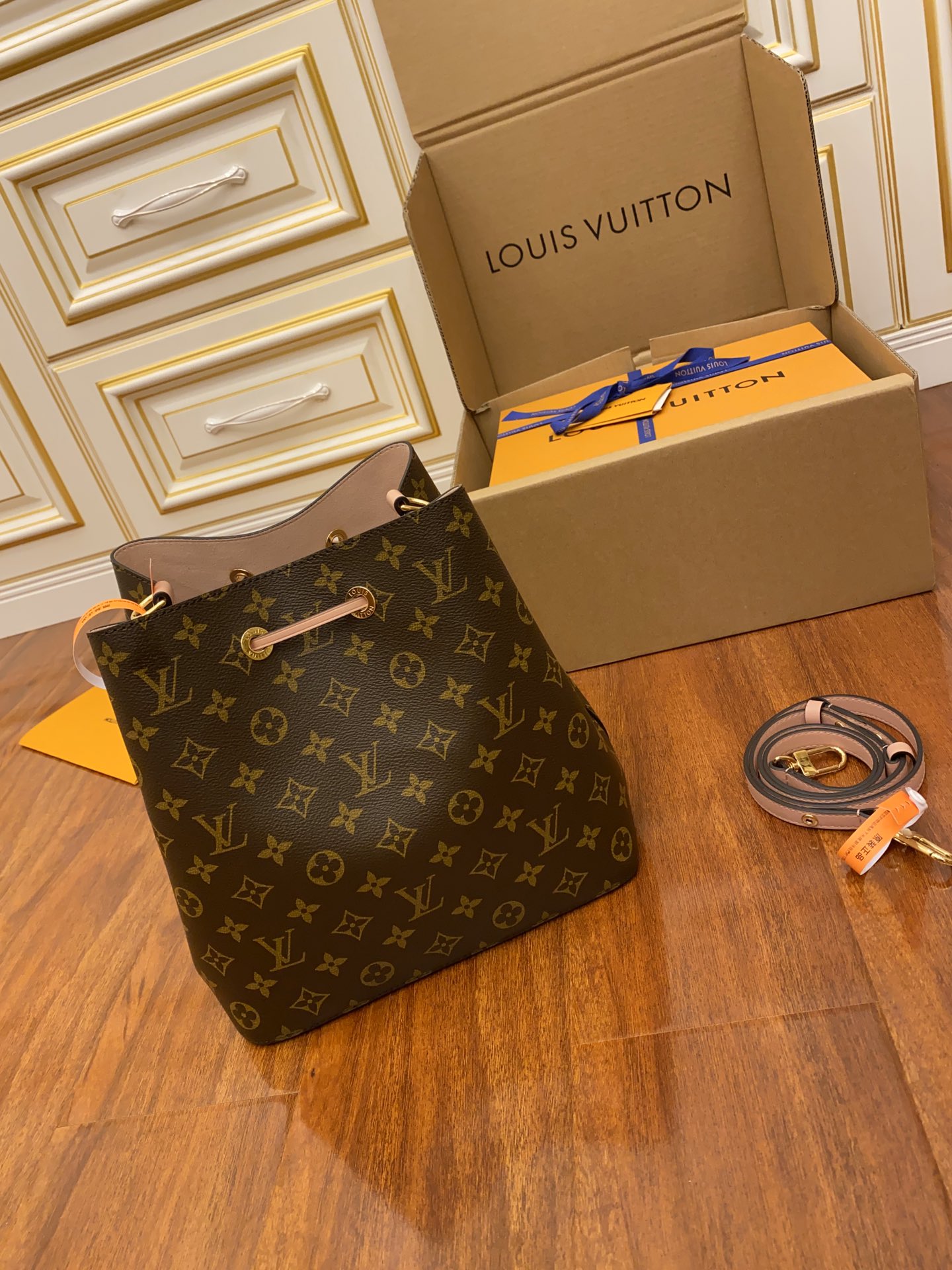 Louis Vuitton LV NeoNoe MM M44022