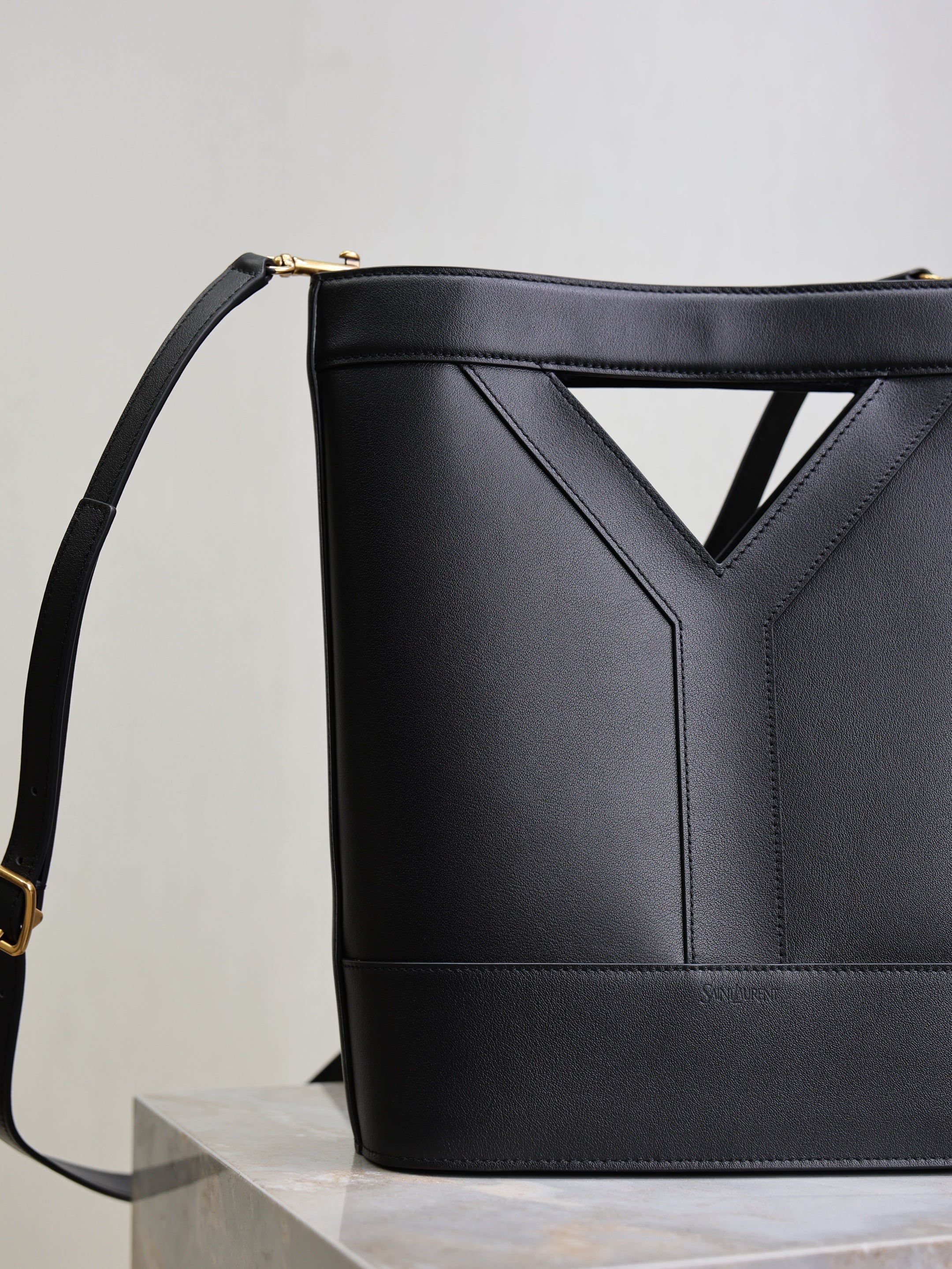 Saint Laurent YSLSmall Bucket 23cm Black Leather