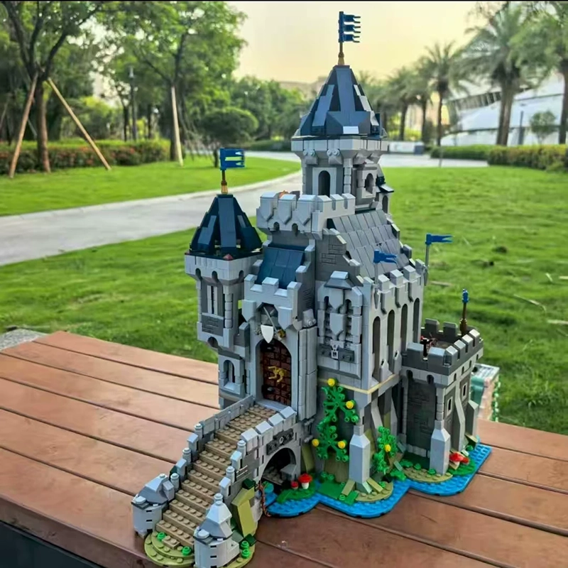 MOC 101775 - Black Falcon Knight's Castle