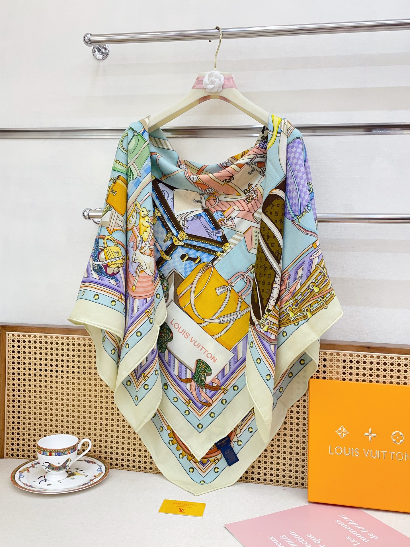 Louis Vuitton LV LE TEMPS D'DUN VOYAGE Shawl 140cm