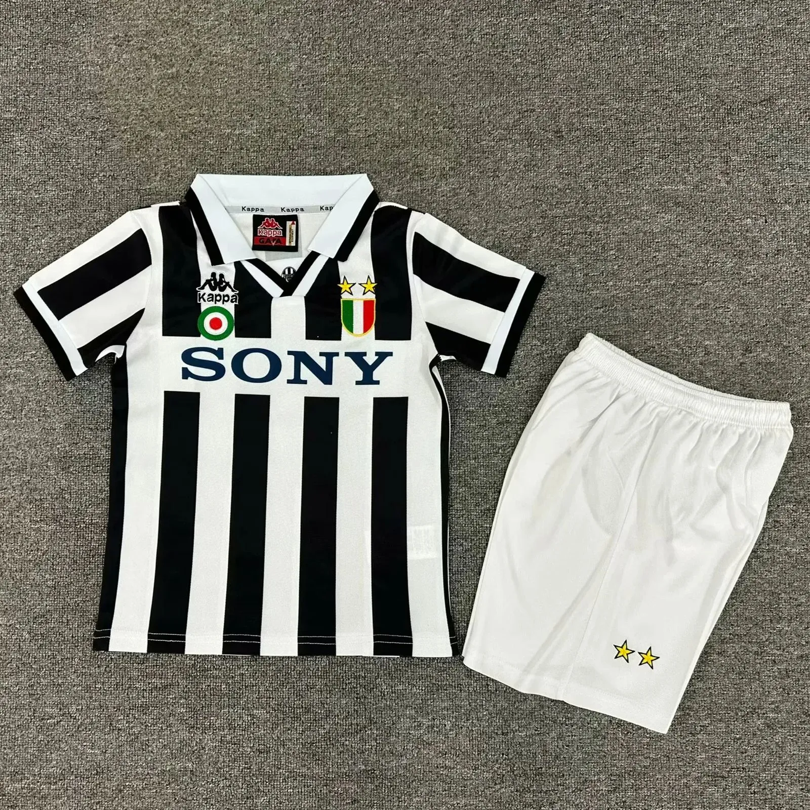 Kids Retro Juventus 1995/96 Home Kit