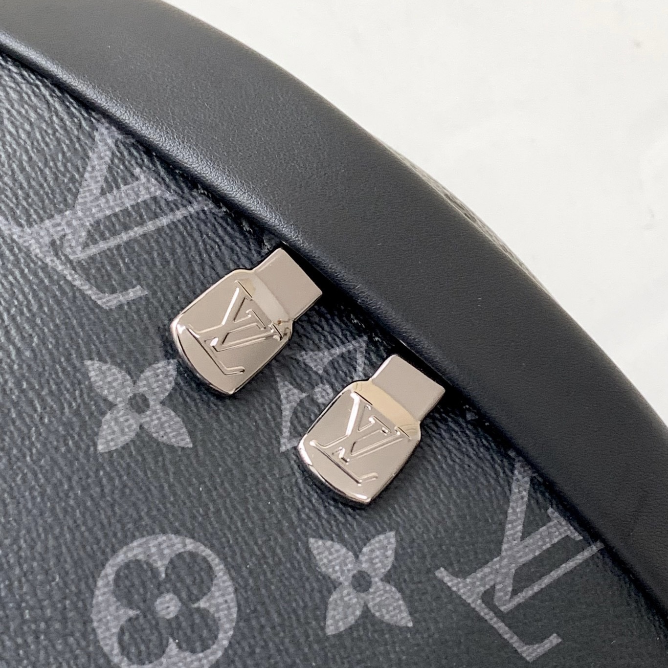 Louis Vuitton LV Discovery Bumbag PM