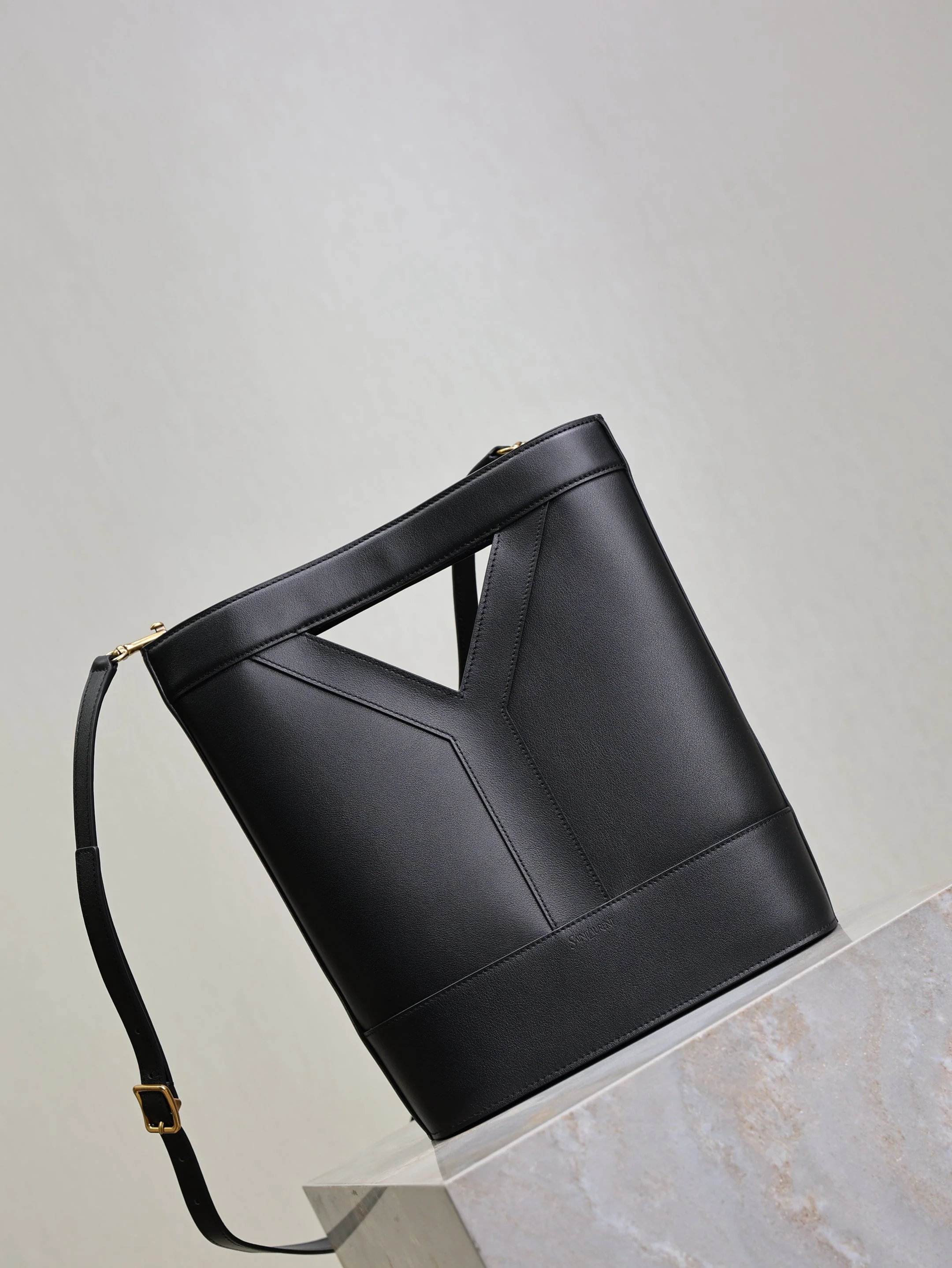 Saint Laurent YSLSmall Bucket 23cm Black Leather