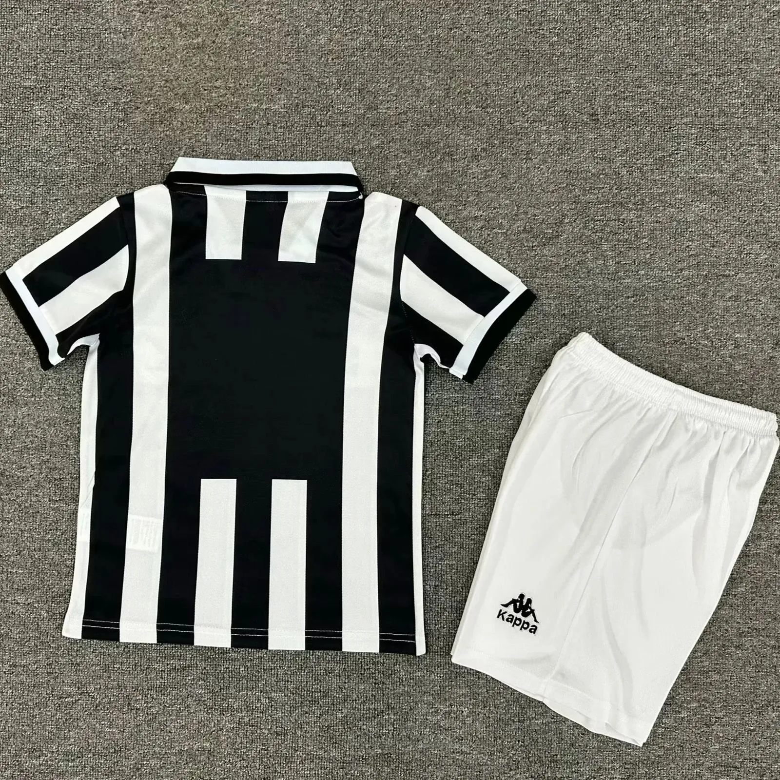 Kids Retro Juventus 1995/96 Home Kit