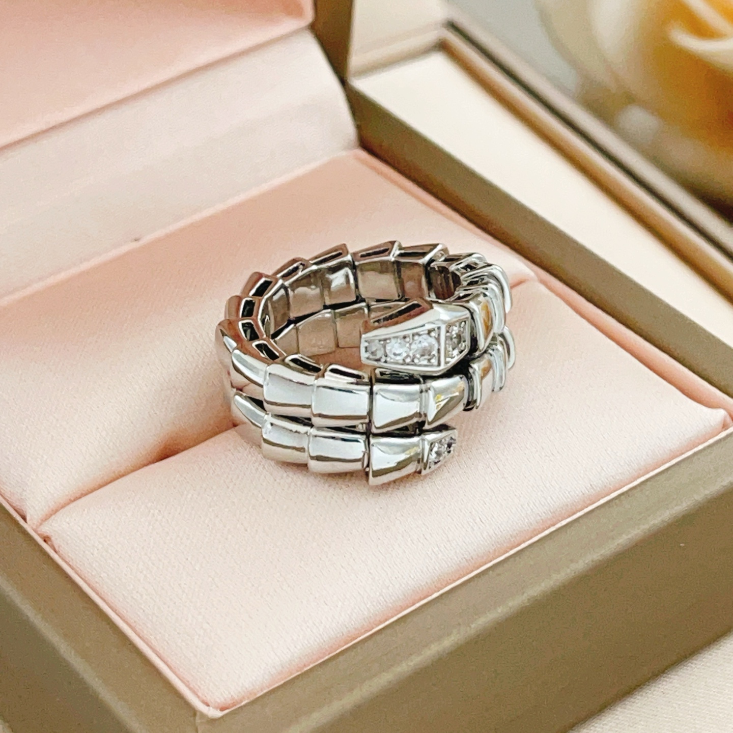 Bvlgari Serpenti Platinium Gold Ring with zircons