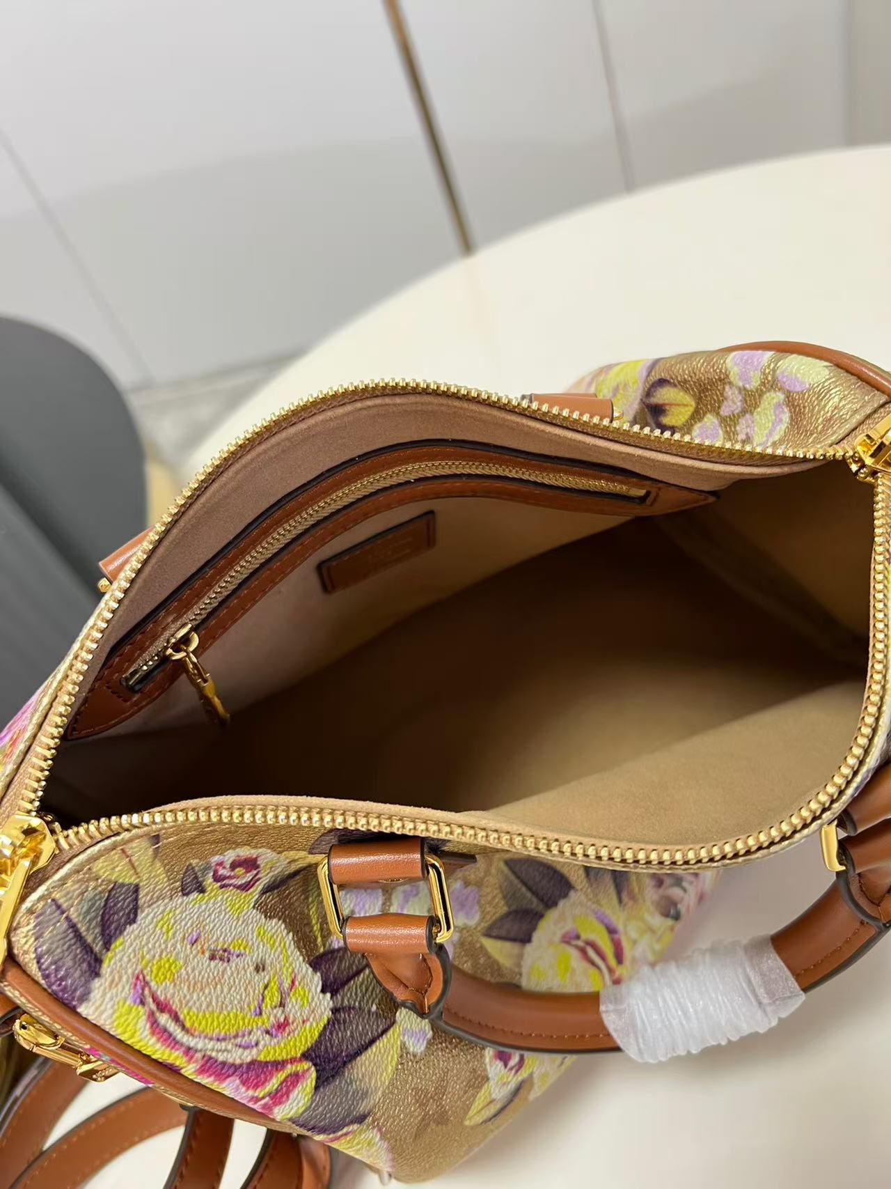 Louis Vuitton LV Speedy Bandouliere 25cm bag in Gold Monogram
