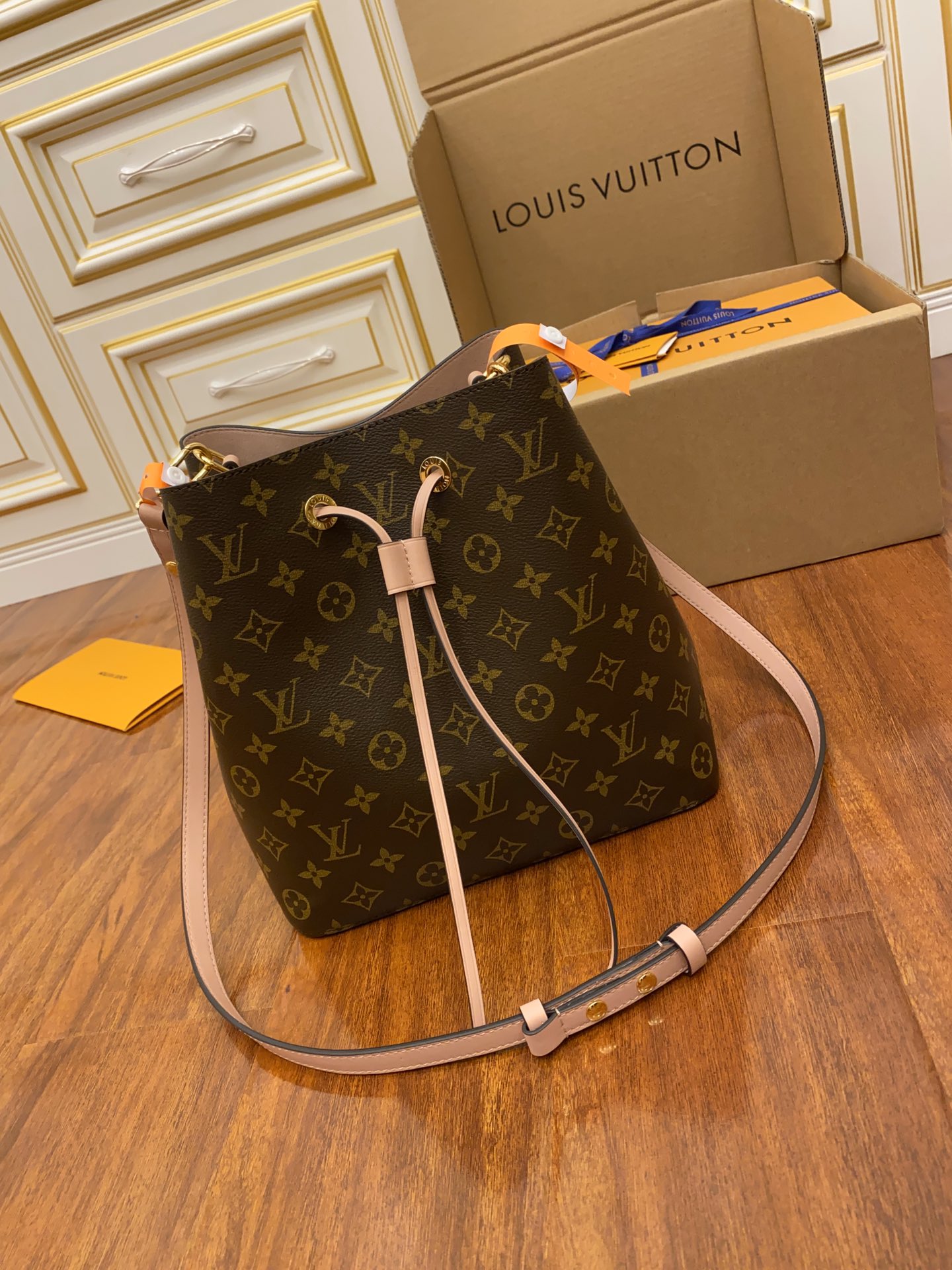 Louis Vuitton LV NeoNoe MM M44022