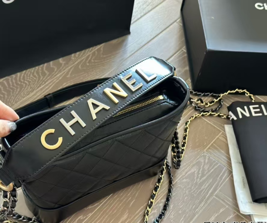 Chanel Classic comes with a full set of packaging for a wandering bag in black and white, small Size