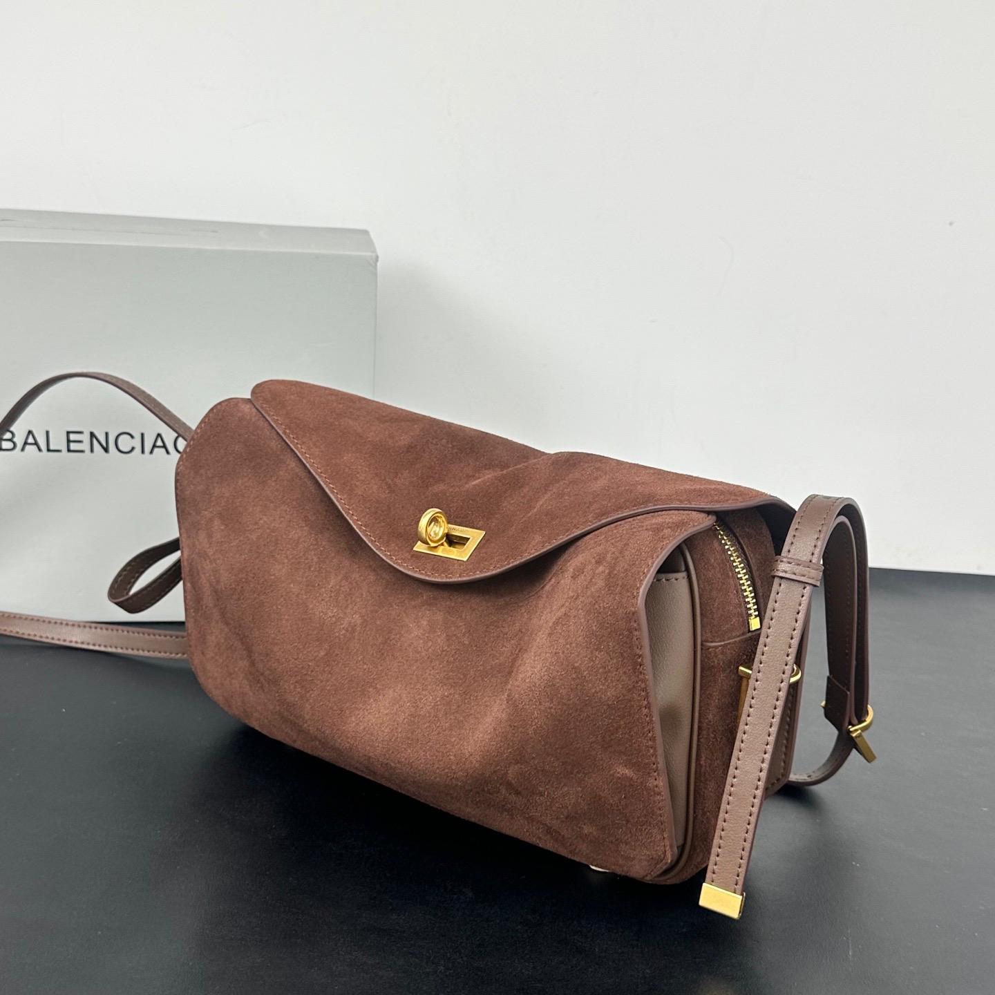Balenciaga Le 7 Shoulder Bag Medium in Moka/ruby