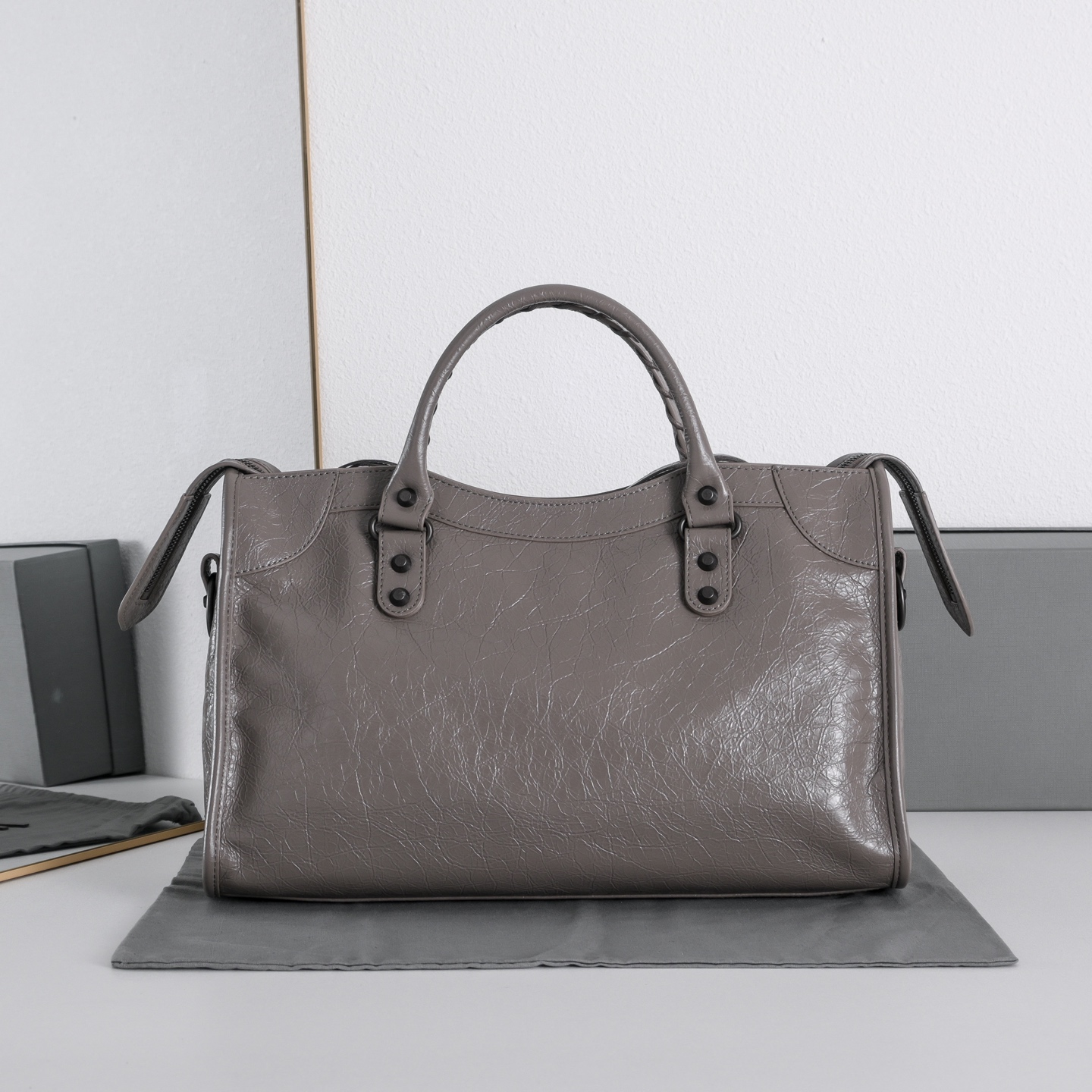 𝐁alenciaga Le City Bag Medium in light grey Lambskin