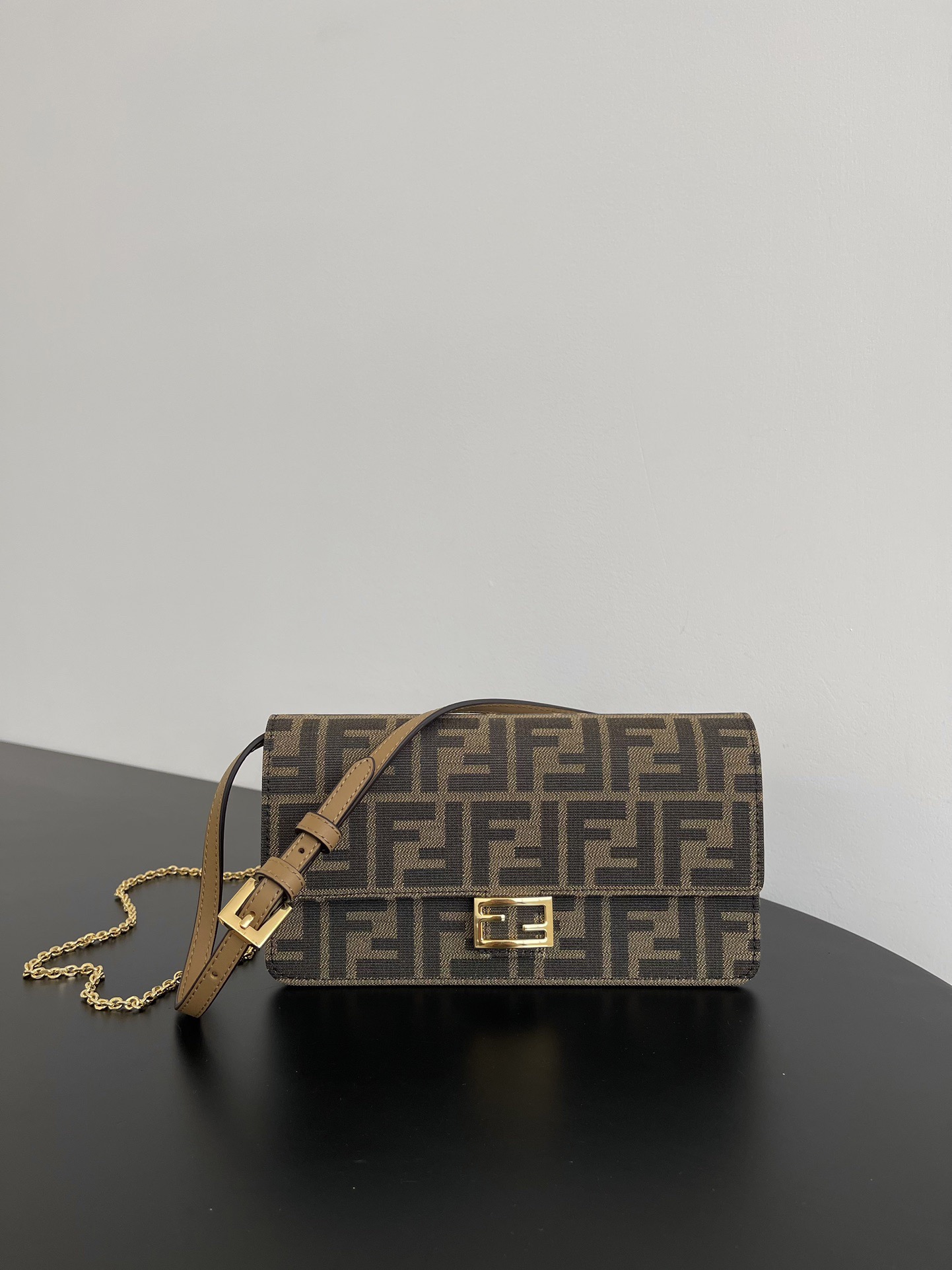 Fendi presbyopic chain hand armpit bag crossbody bag