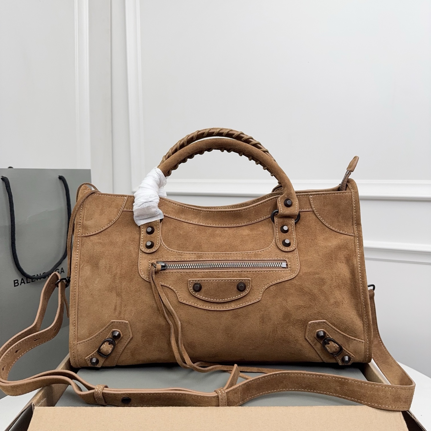𝐁alenciaga Le City Bag Medium in Camel Suede