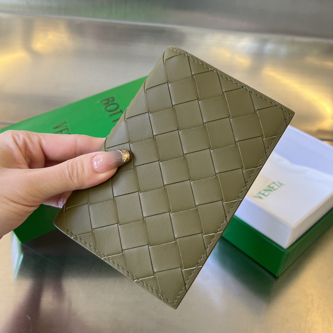 Bottega Veneta Passport Holder in  Intreccio Leather