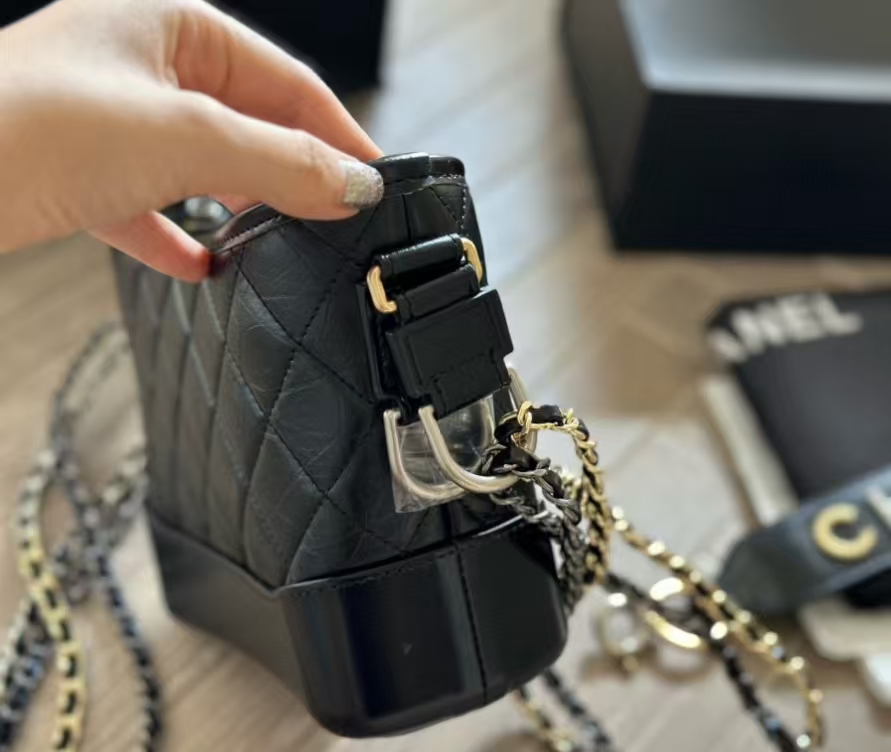 Chanel Classic comes with a full set of packaging for a wandering bag in black and white, small Size