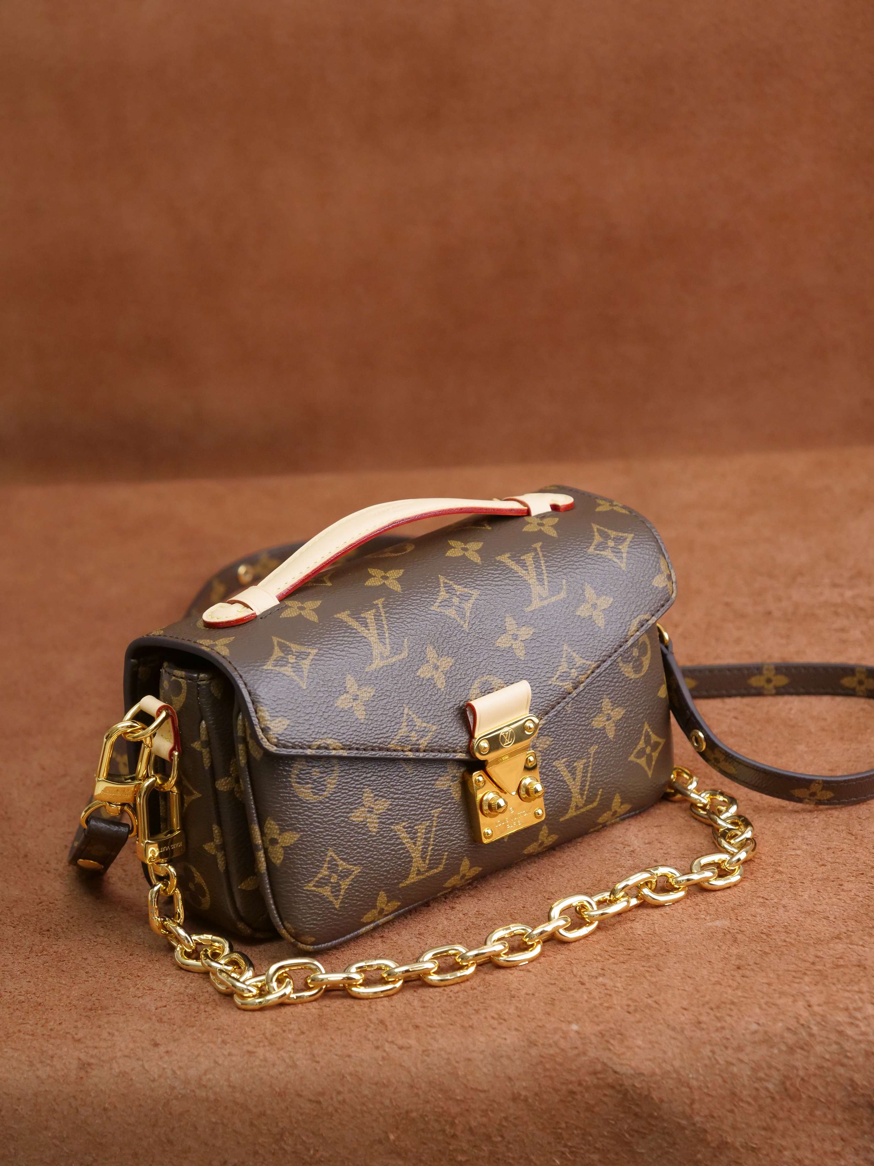 M46279 Pochette Métis East West Bag in Monogram Canvas