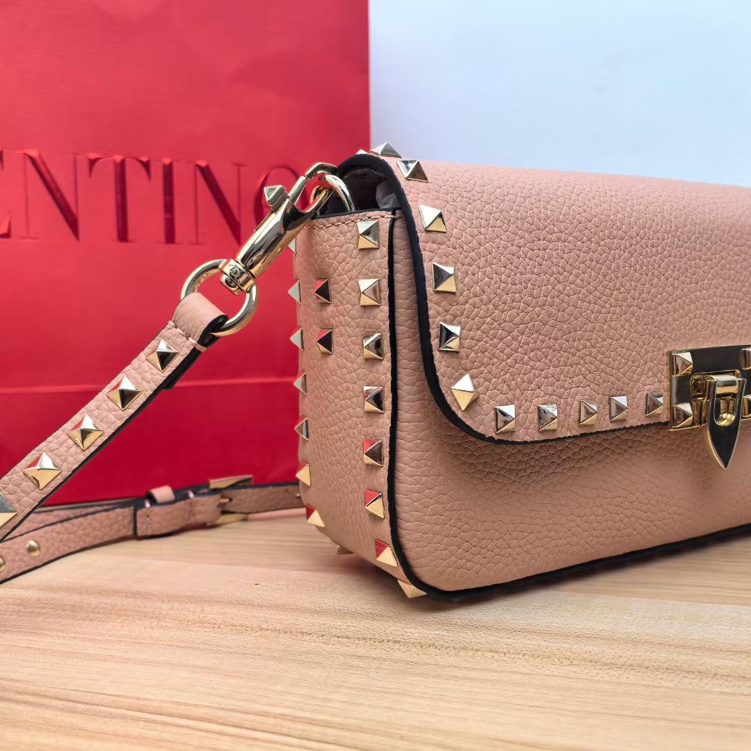 Valentino Garavani Rockstud Shoulder Bag in Grained calfskin-Grey