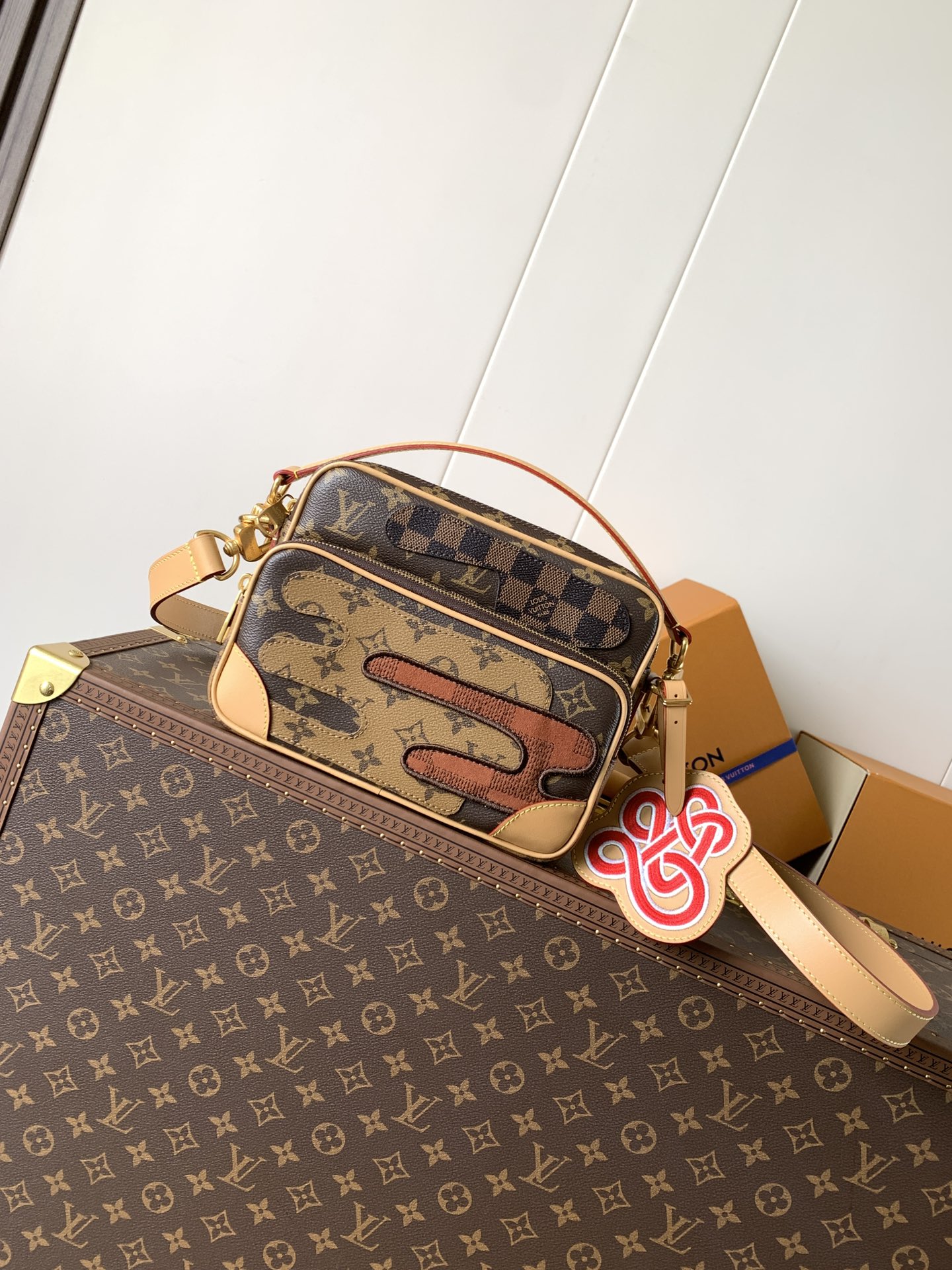 LV Men's Collection Bag M26068 Nil cross-body bag