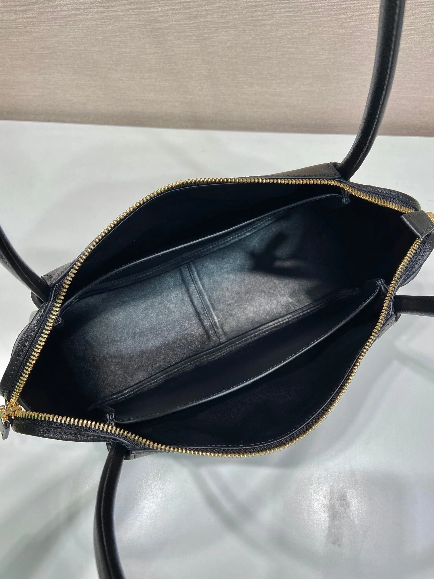 Prada  28 LARGE BLACK CALFSKIN HANDBAG