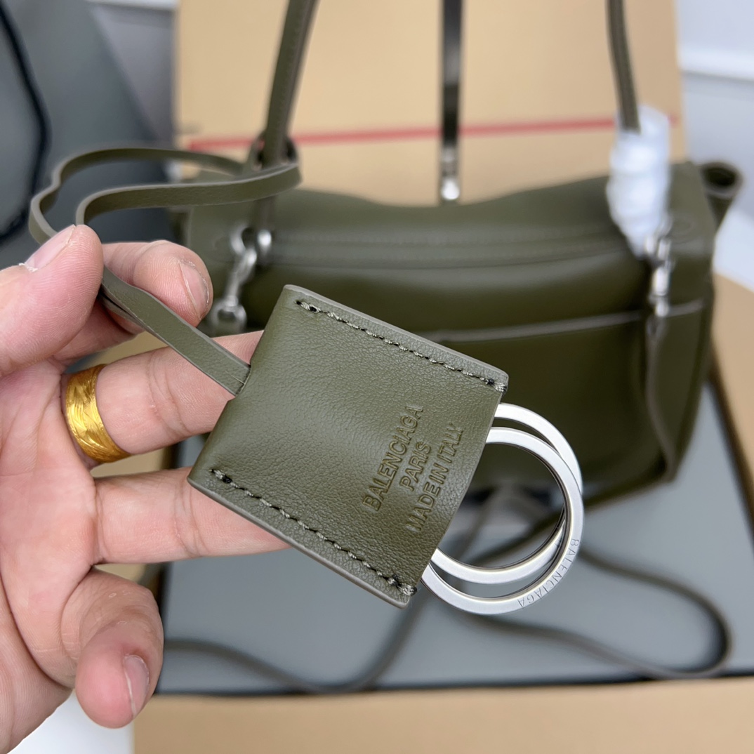 𝐁alenciaga Women's Rodeo Handbag Small in Khaki