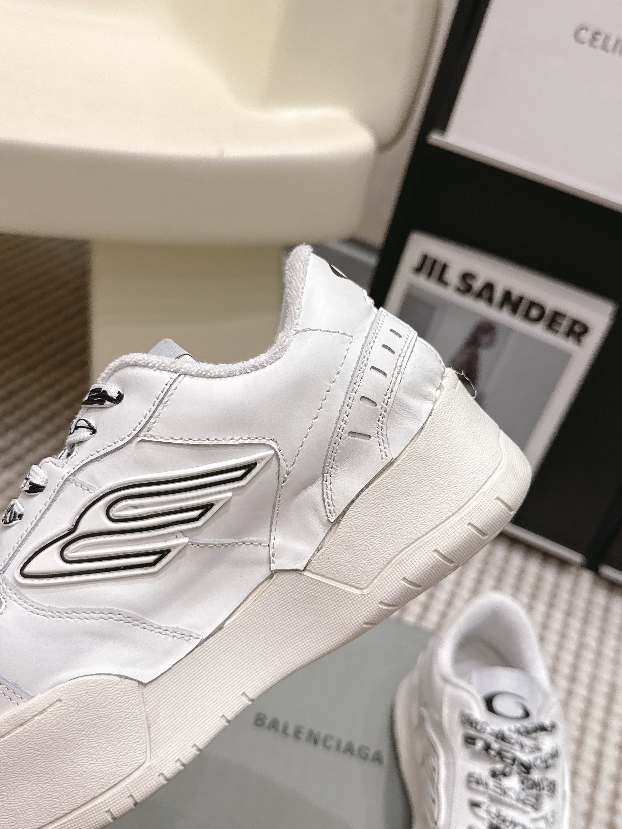 Balenciaga Balenciaga Hamptons Worn-Out Sneakers