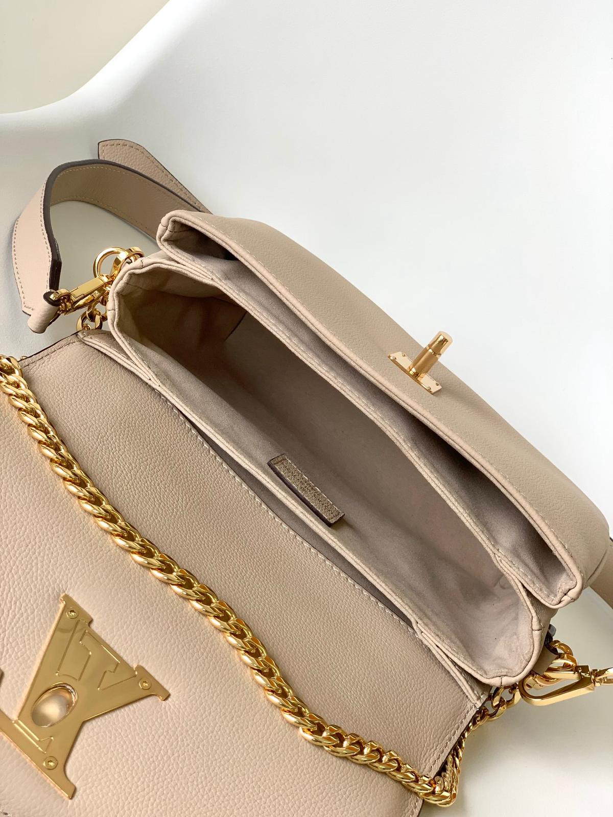 Louis Vuitton LV Shoulder Bag M22952