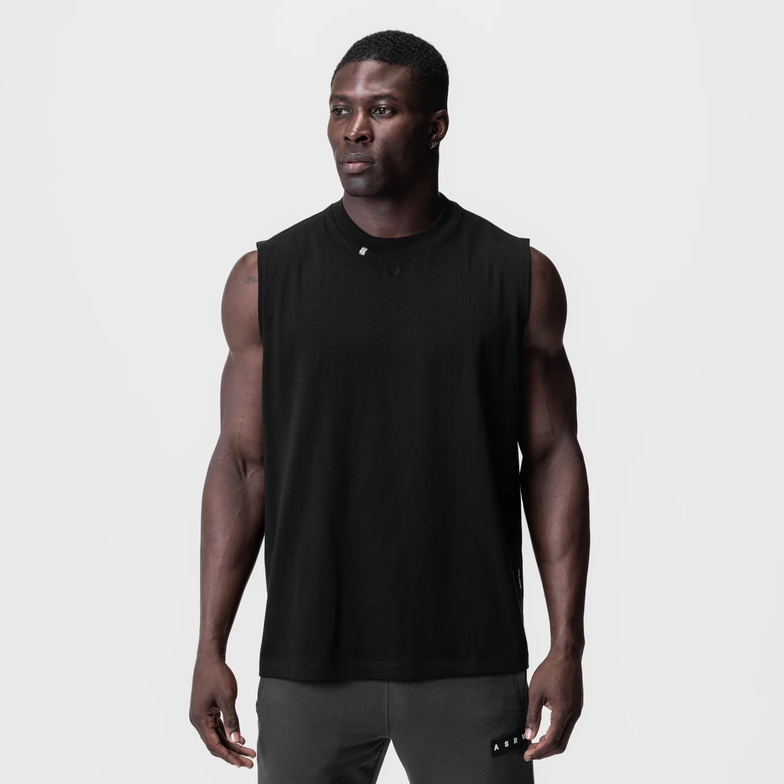 0807. Tech Essential Relaxed Cutoff - Black/Black 