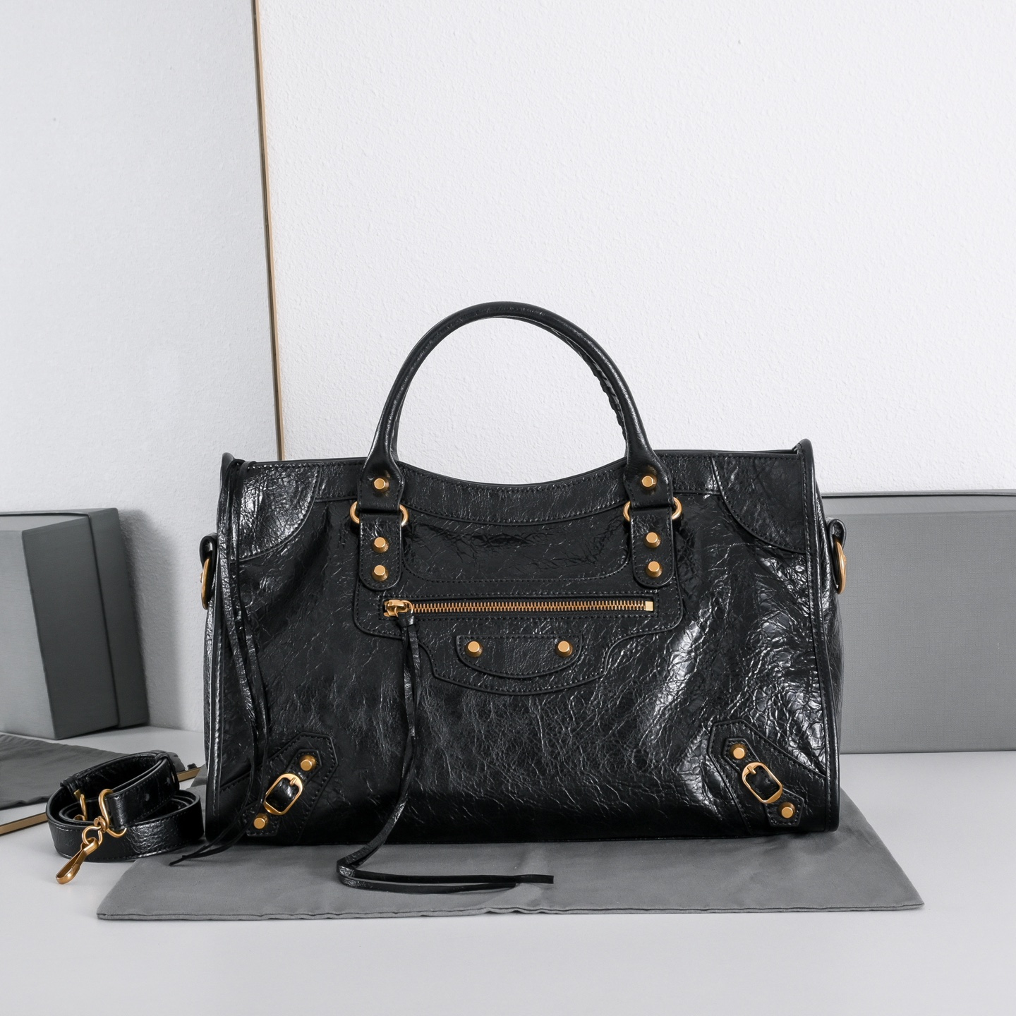 𝐁alenciaga Le City Bag Medium in light Black Lambskin