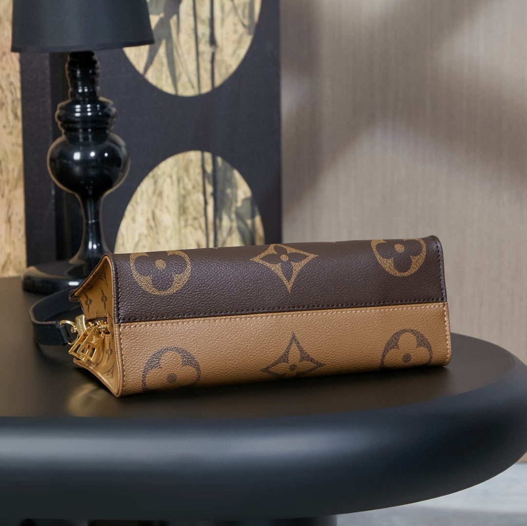 Louis Vuitton LV TM ONTHEGO EAST WEST CHAIN ​​Monogram Handbag