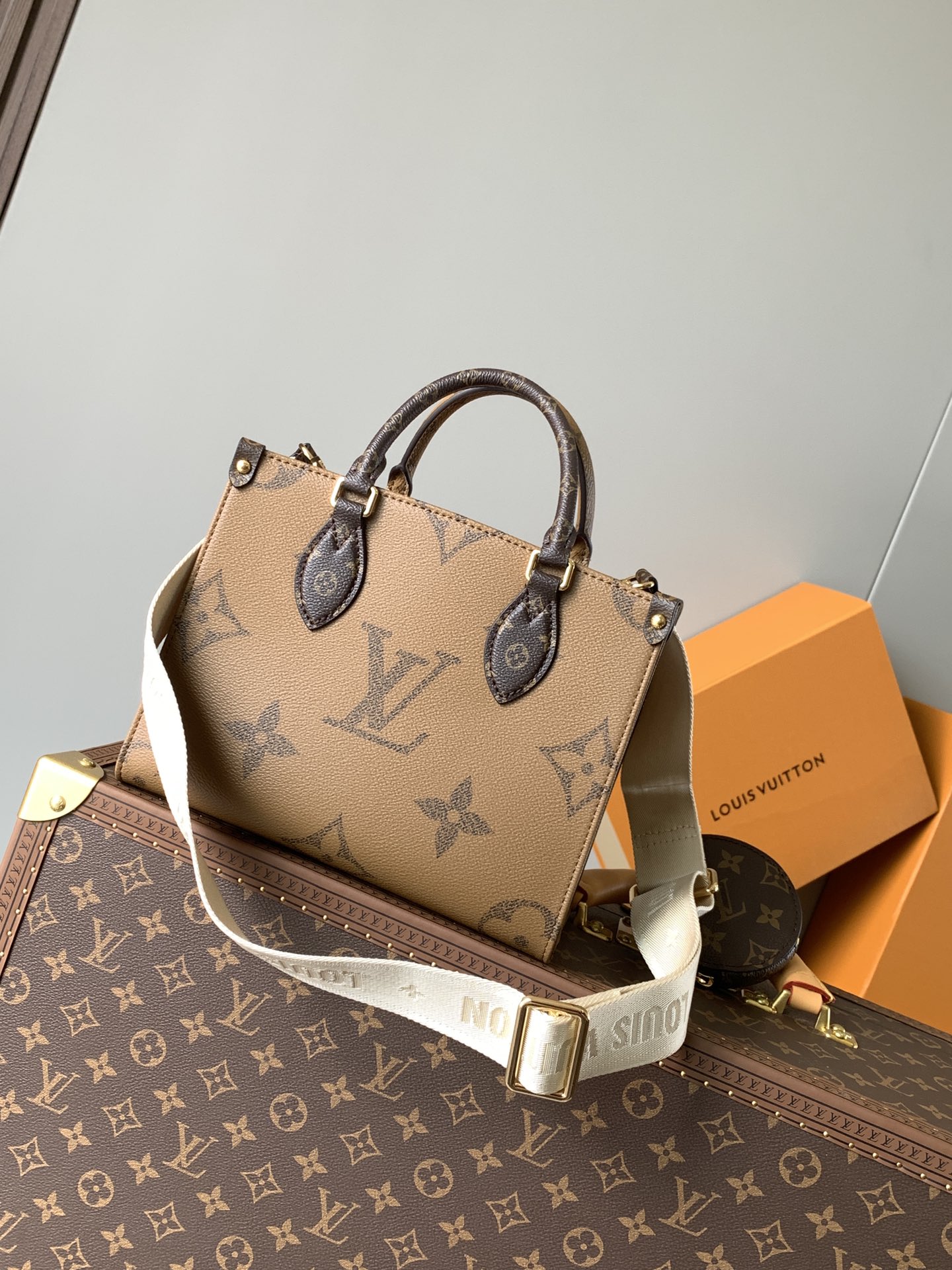 M46373 LV OnTheGo PM Bag Tote In Monogram Reverse canvas