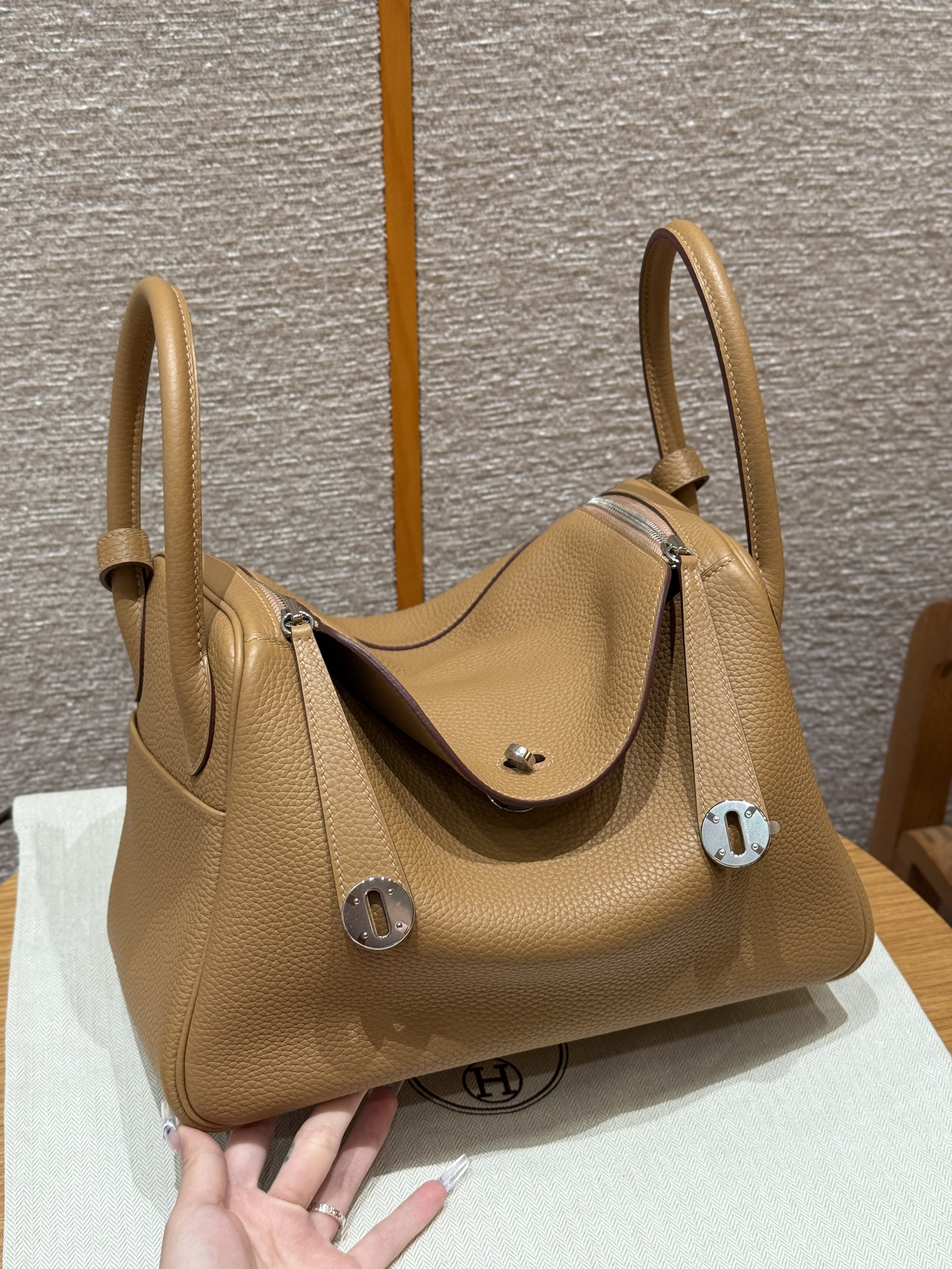 Hermes Biscuit Clemence Lindy 26
