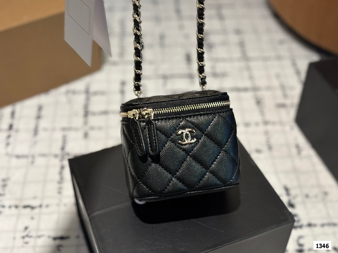 Chanel makeup box 11cm Bag black